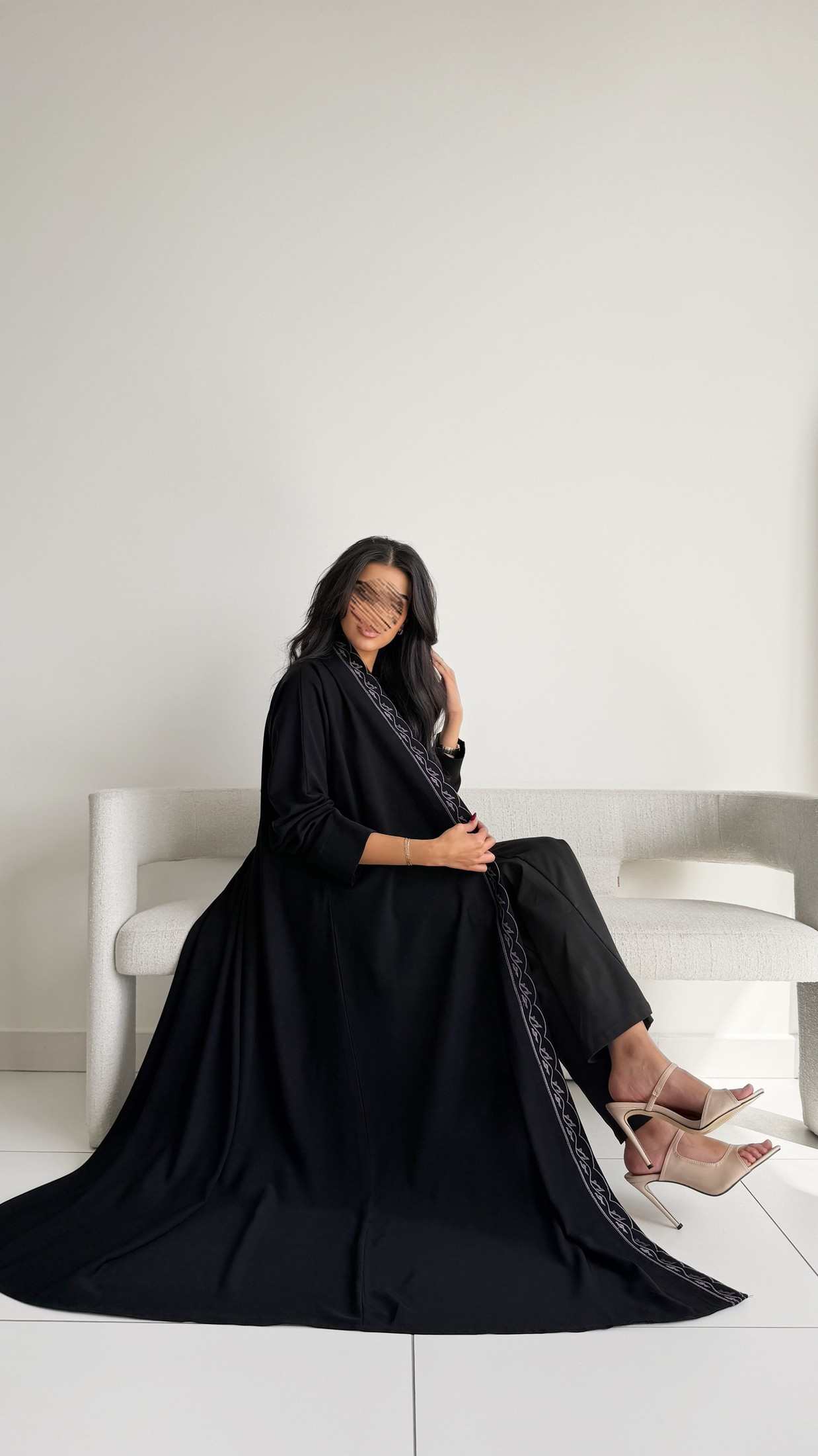 MWT1019 - عبايه اسود مع تطريز من الامام - Aya