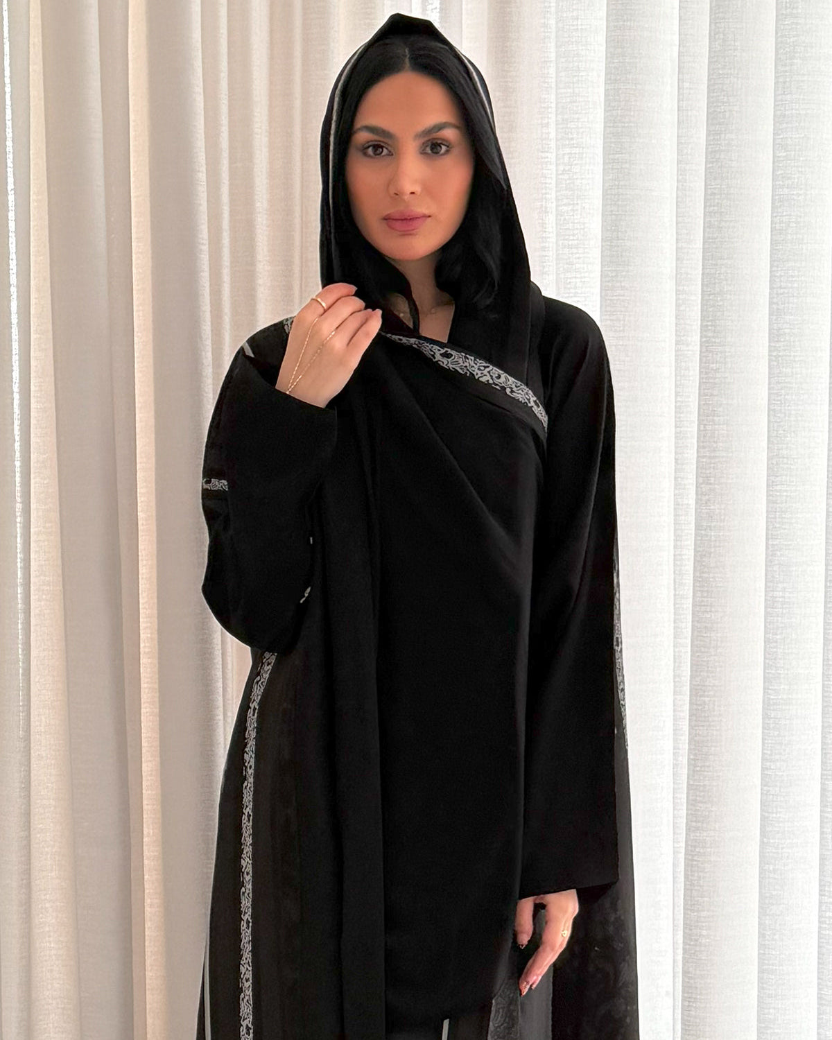 MW1324 -عباية سوداء نصف سادة ونصف بنقشات بيضاء جانبية ناعمة - Aya