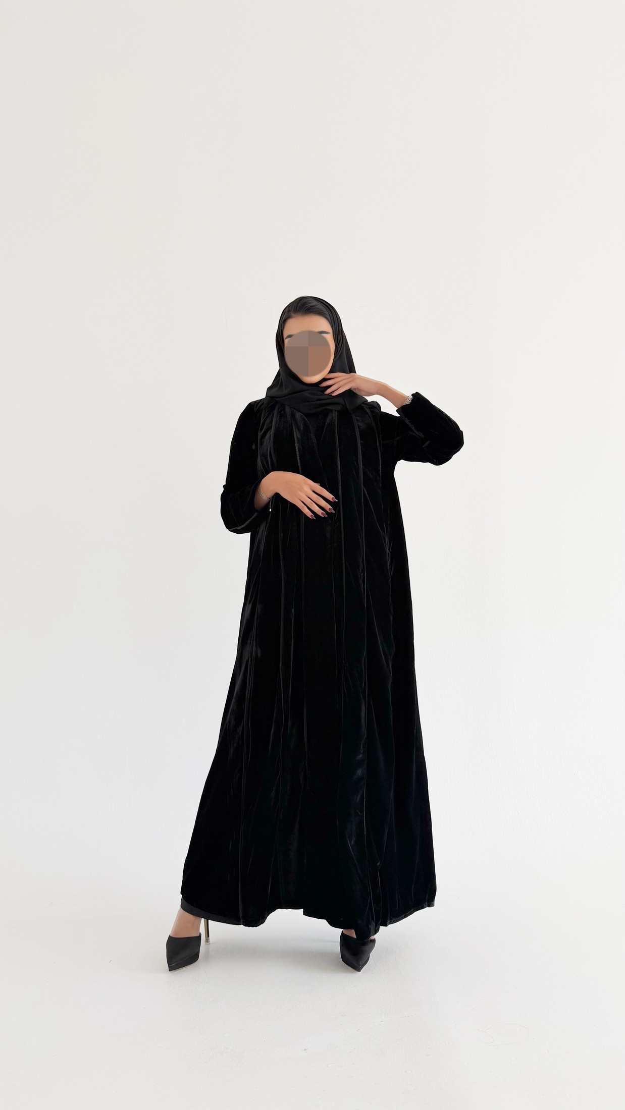 MWT666 - عباية مخمل اسود بخطوط اسود - Aya