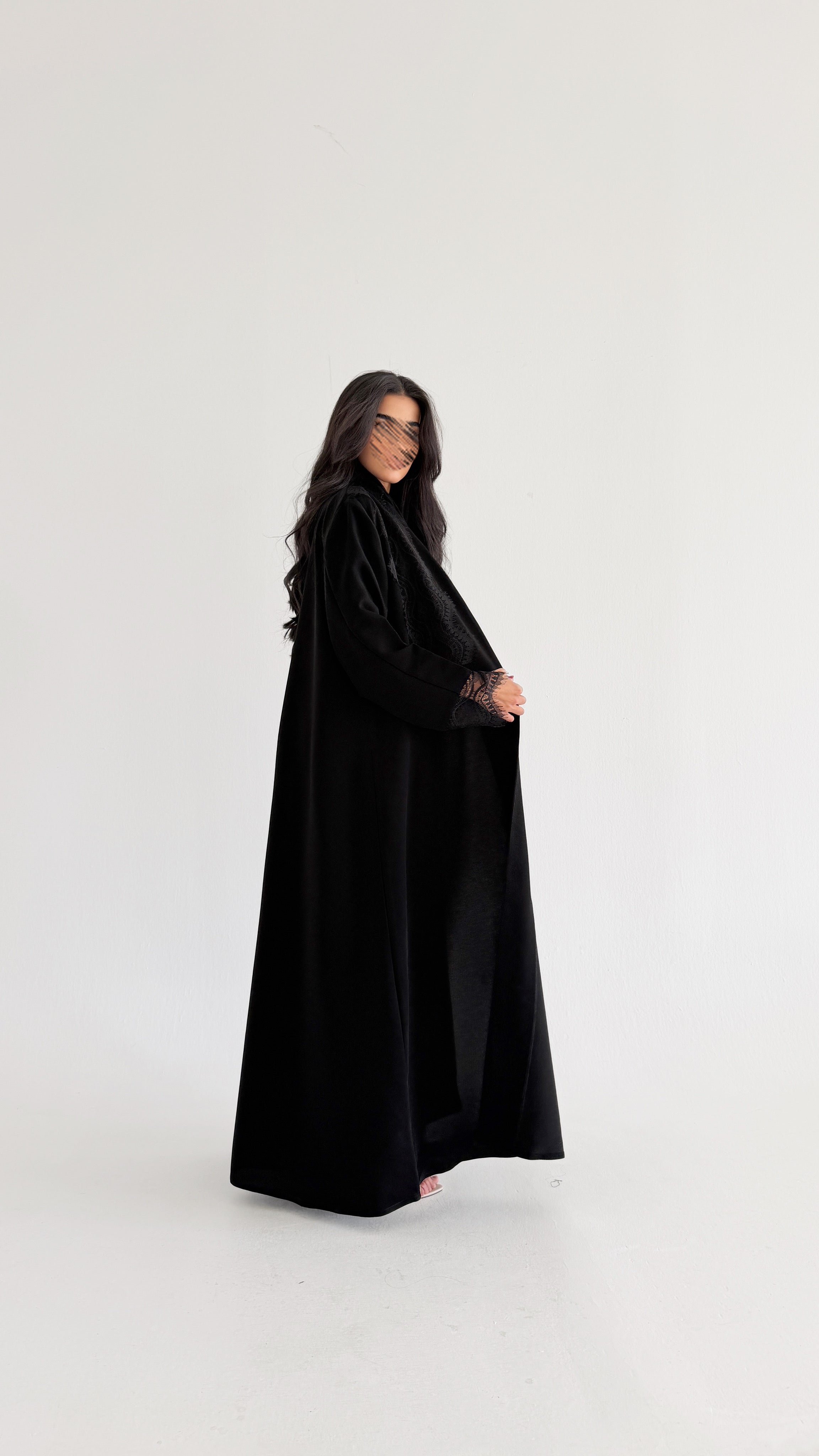MWT1010 - عباية مع تدخيلة دانتيل بشكل راقي - Aya