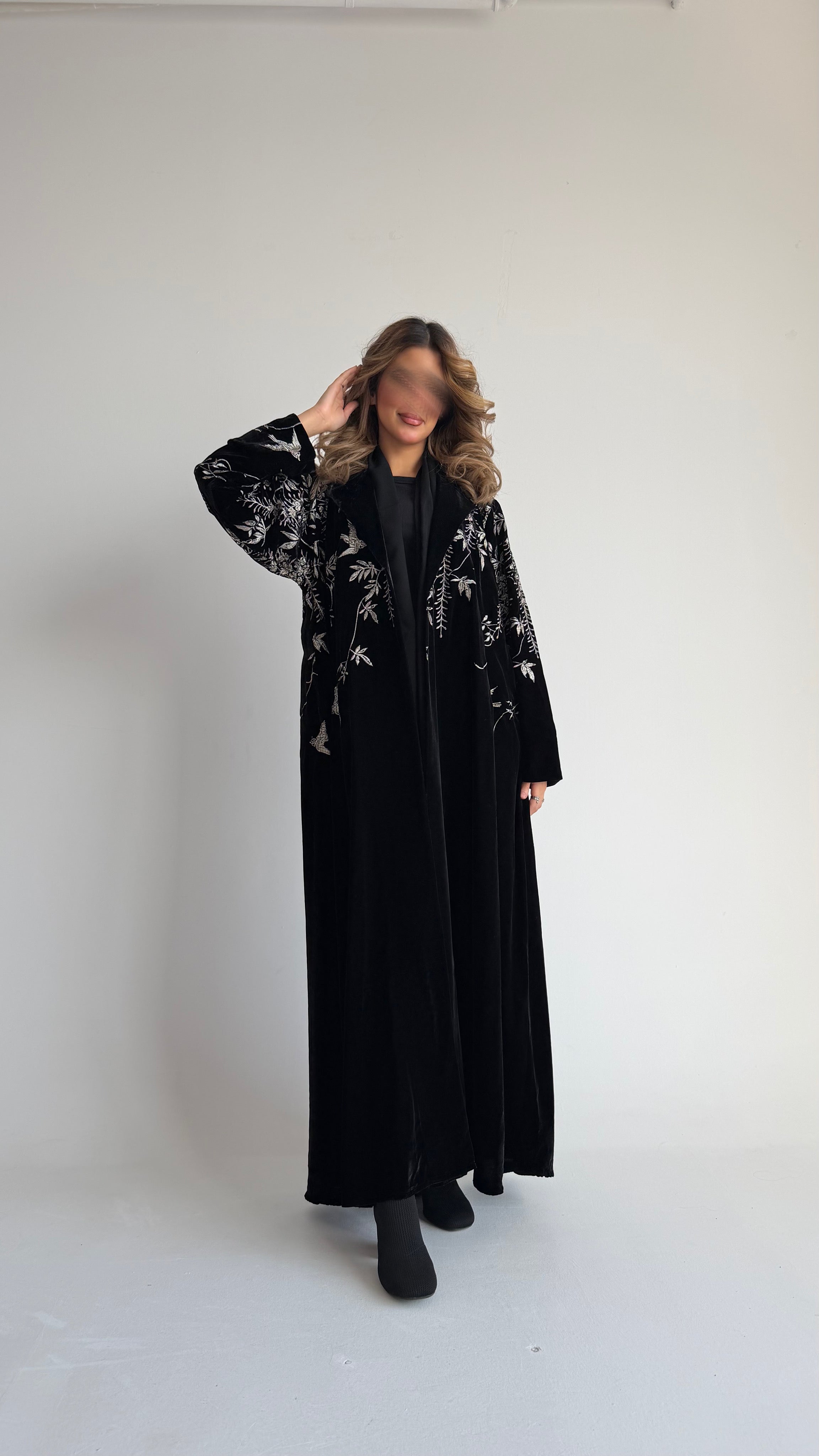 MWT547 - عباية مخمل مع تطريز فضي - Aya