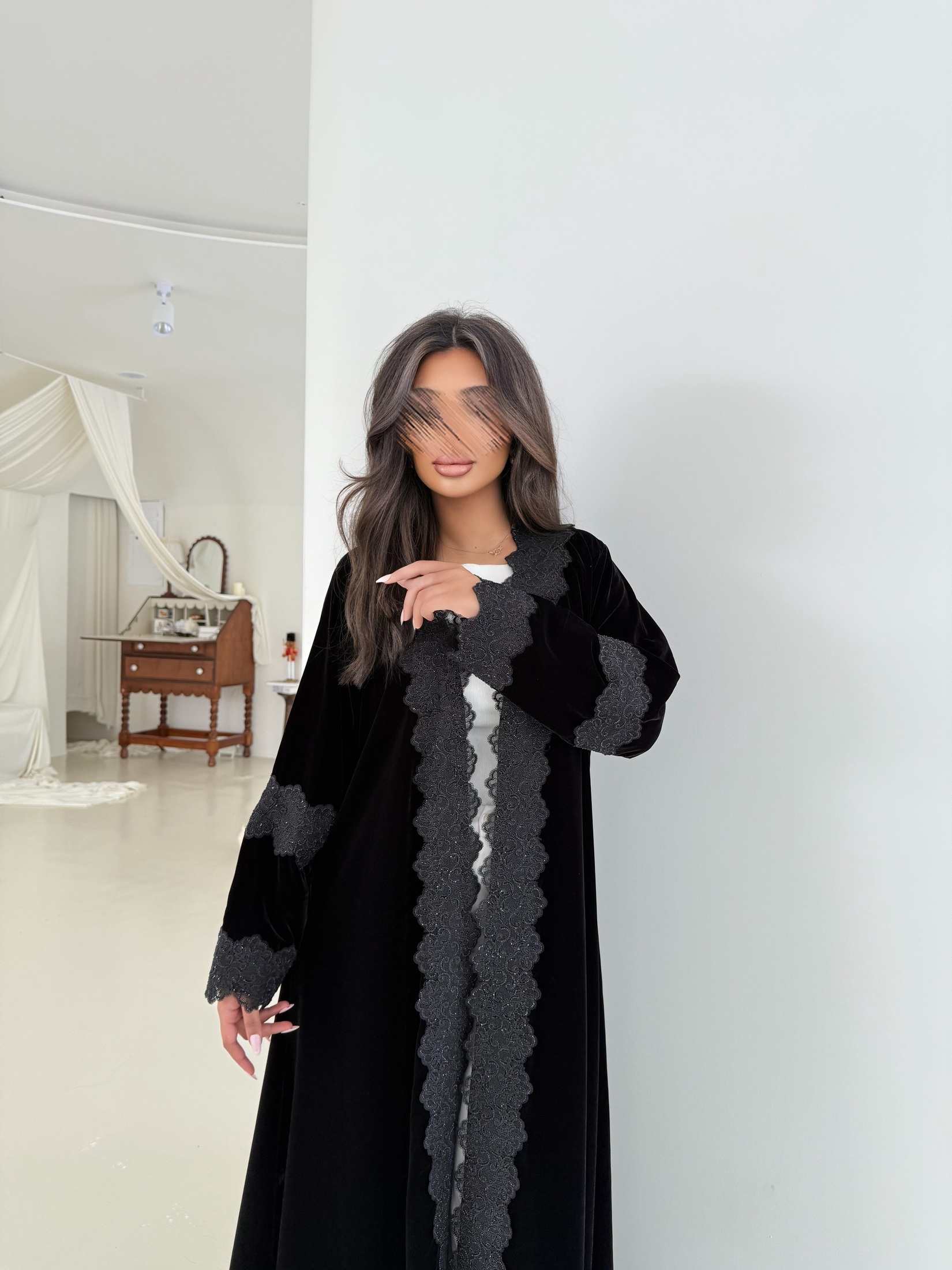 MWT972 - عباية مخمل مع اضافة كلفه اسود لمعة - Aya