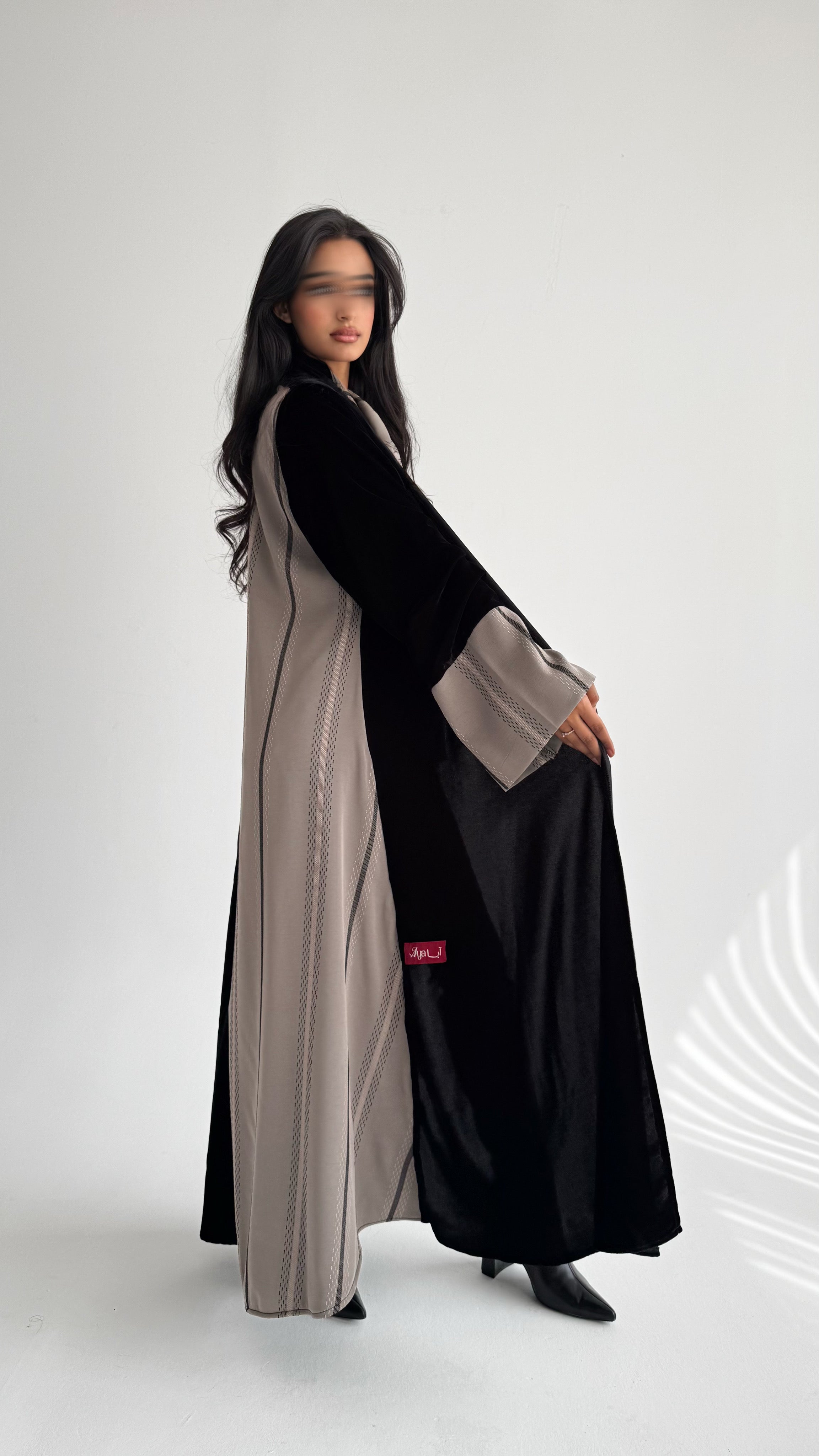 MW1843 - عباية مخمل مع اضافة تدخيلة الجاكار المطرز ليمنحك اطلالة راقية وعصرية - Aya