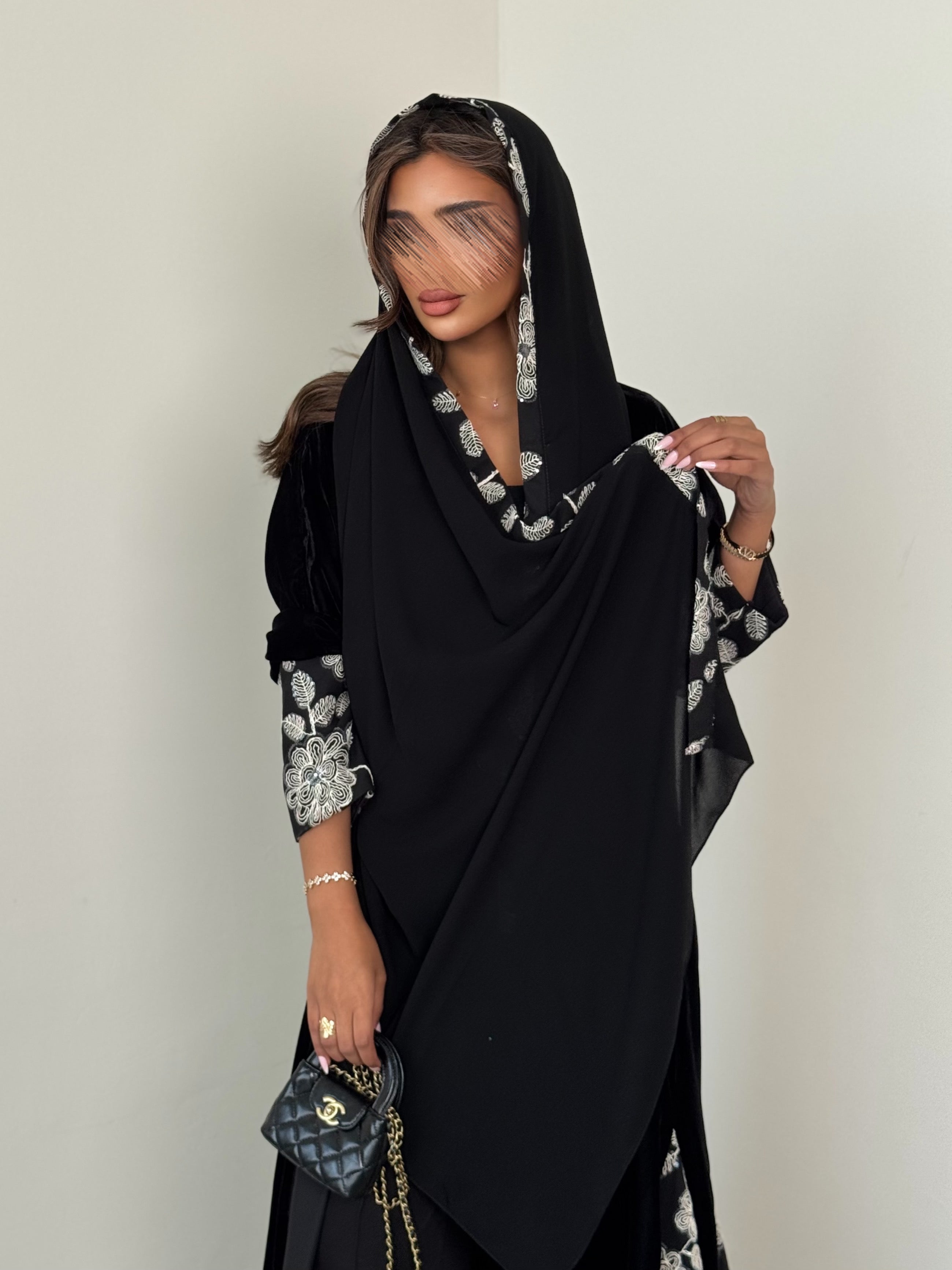 MWT672 - عباية اسود مع تدخيلة ابيض