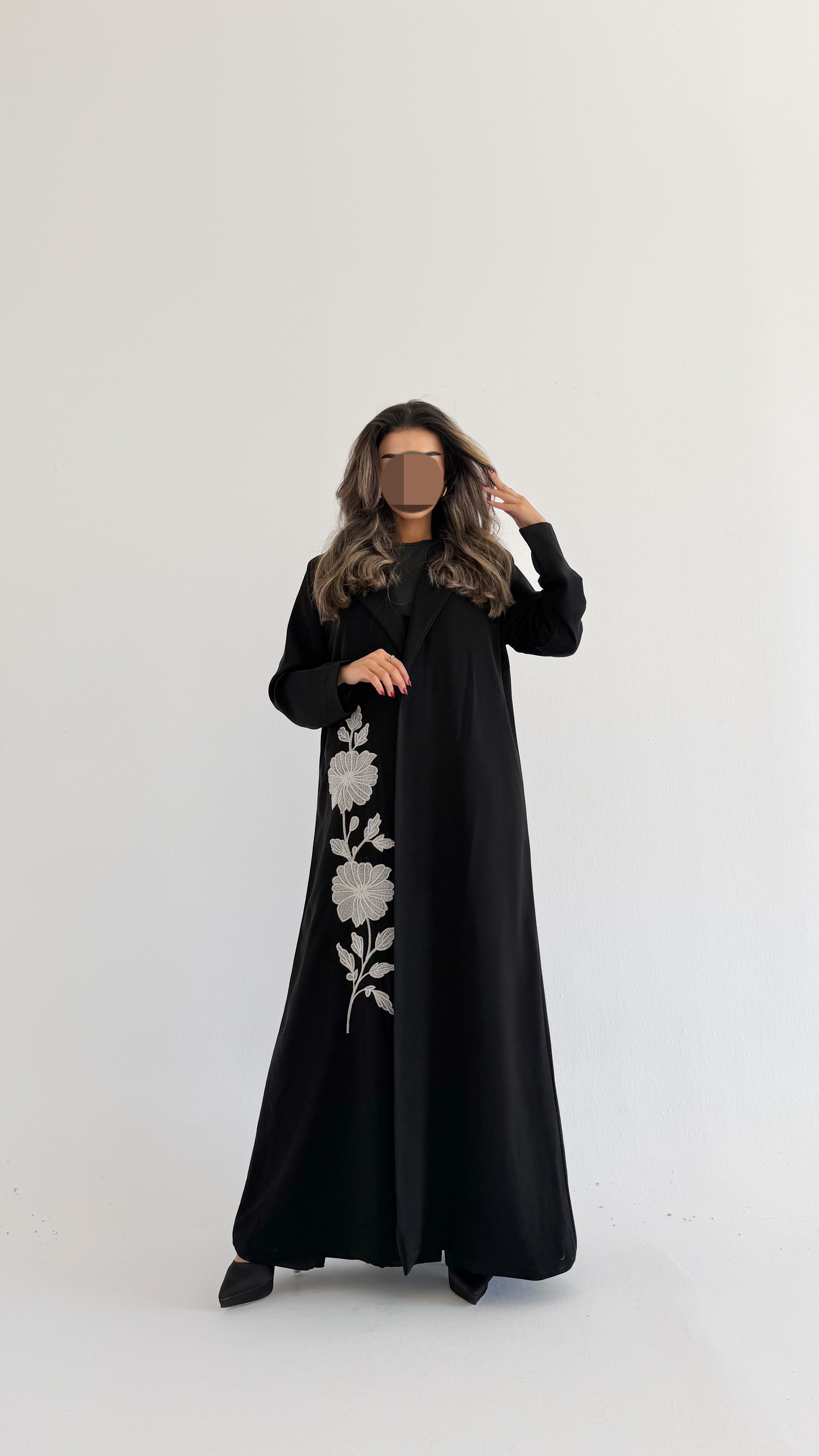 MW2000 -عباية بليزر بتطريز ابيض