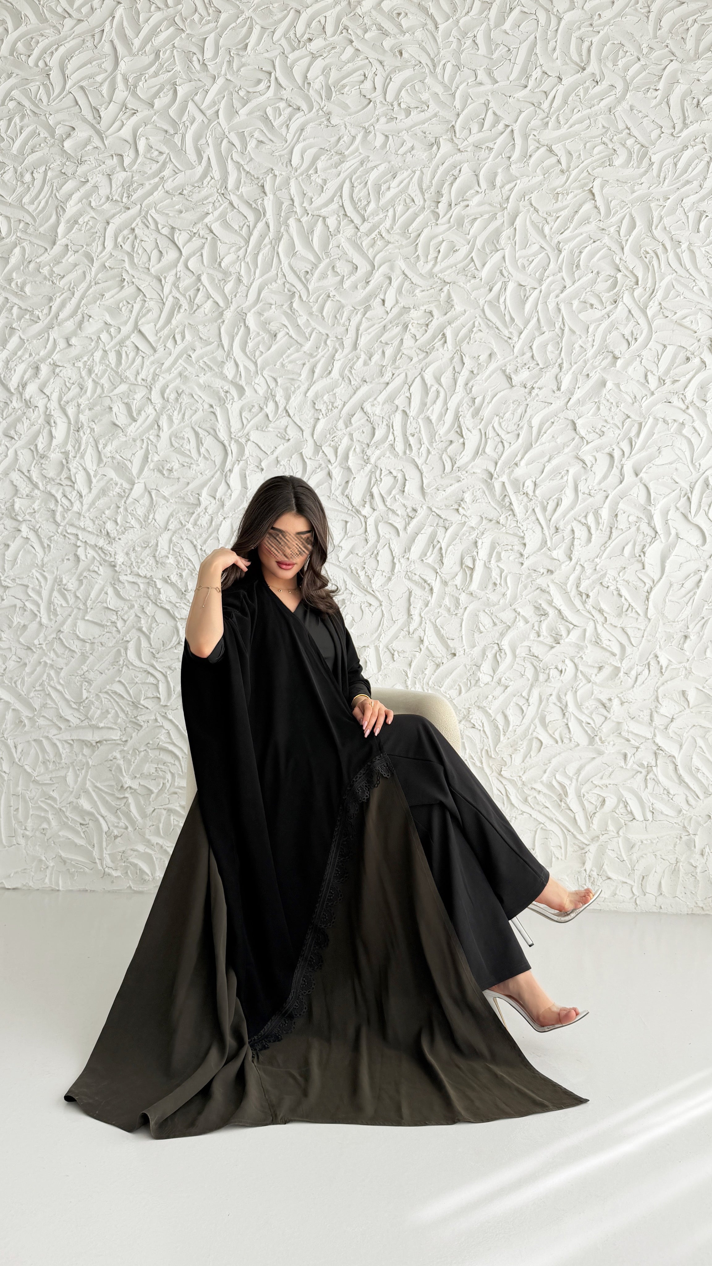 MW2130 - عباية كريب ملكي أنيقة بقصّة نص البشت مع اضافه حرير مغسول عصرية - Aya