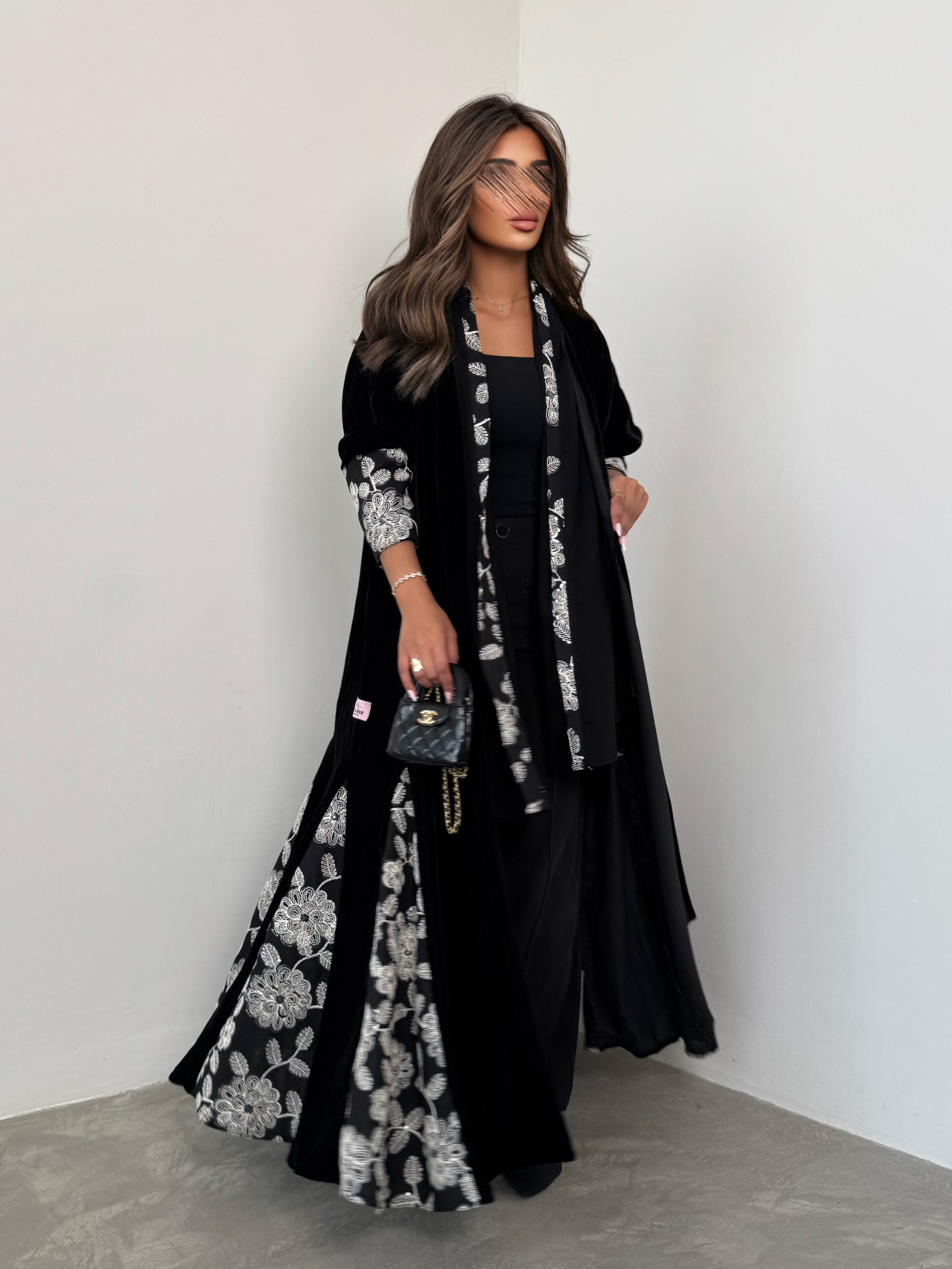 MWT672 - عباية اسود مع تدخيلة ابيض