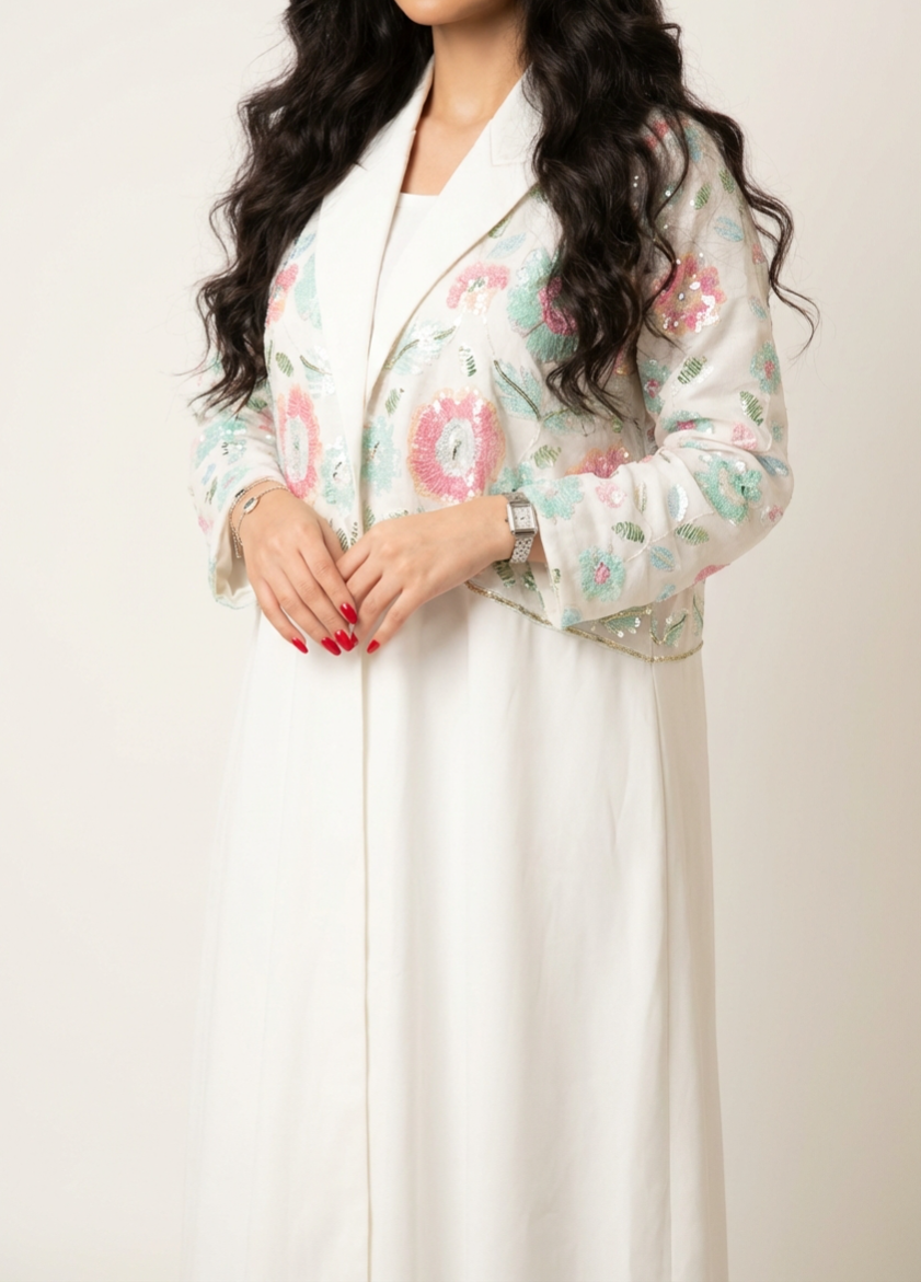 عباية لنن بيضاء بتطريز ورد - Image 3