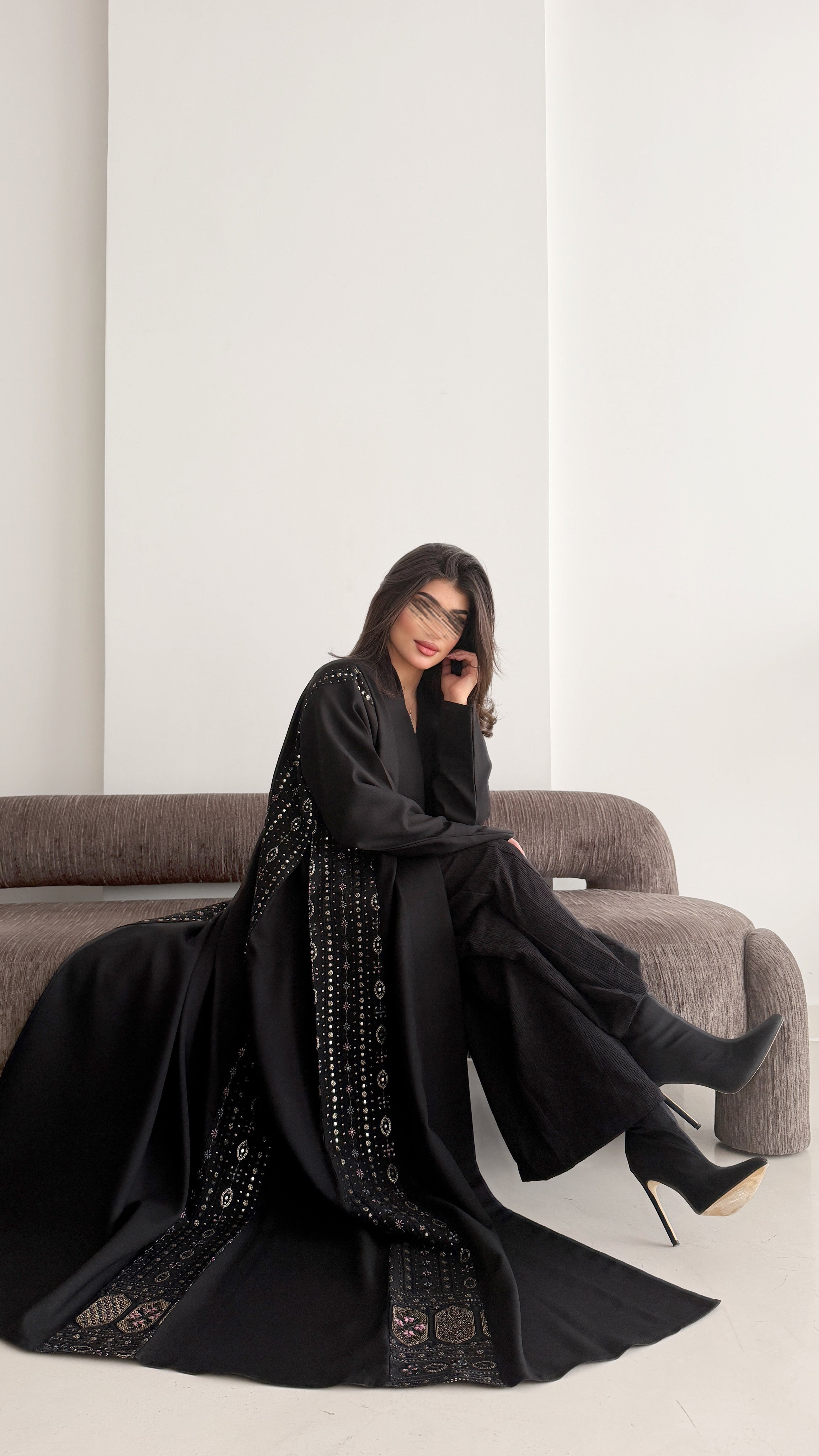 MWT1032 - عباية اسود مع تدخيله لنن تطريز - Aya