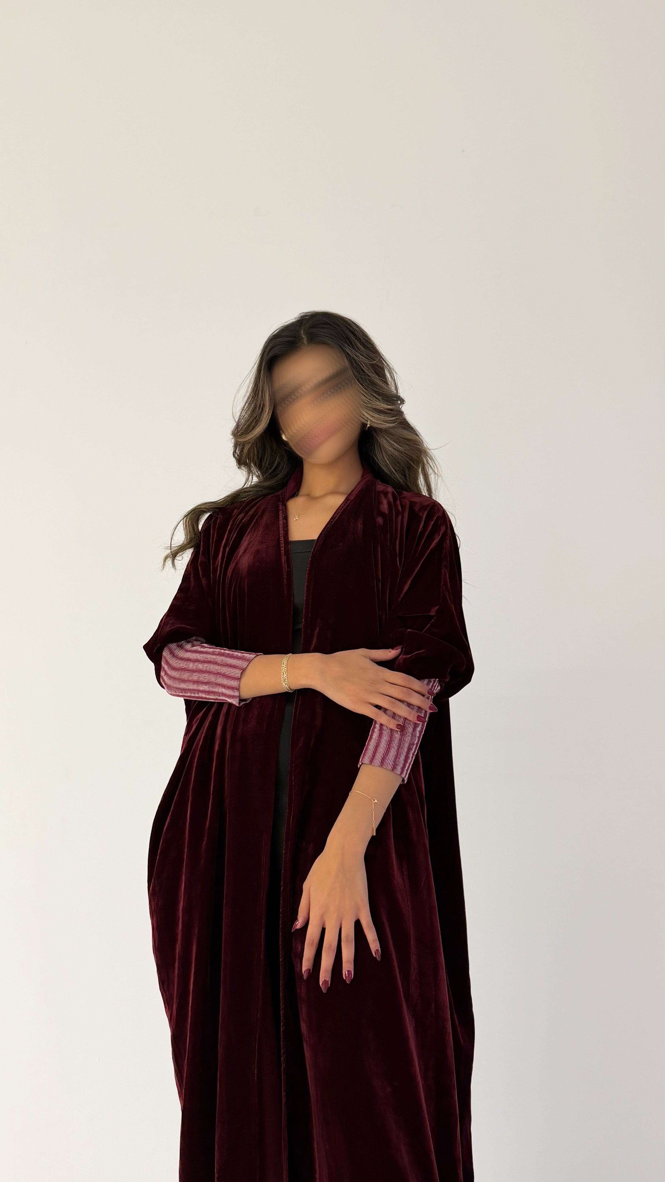 MWT525 - عباية عنابية مخمل بأكمام استرتش - Aya