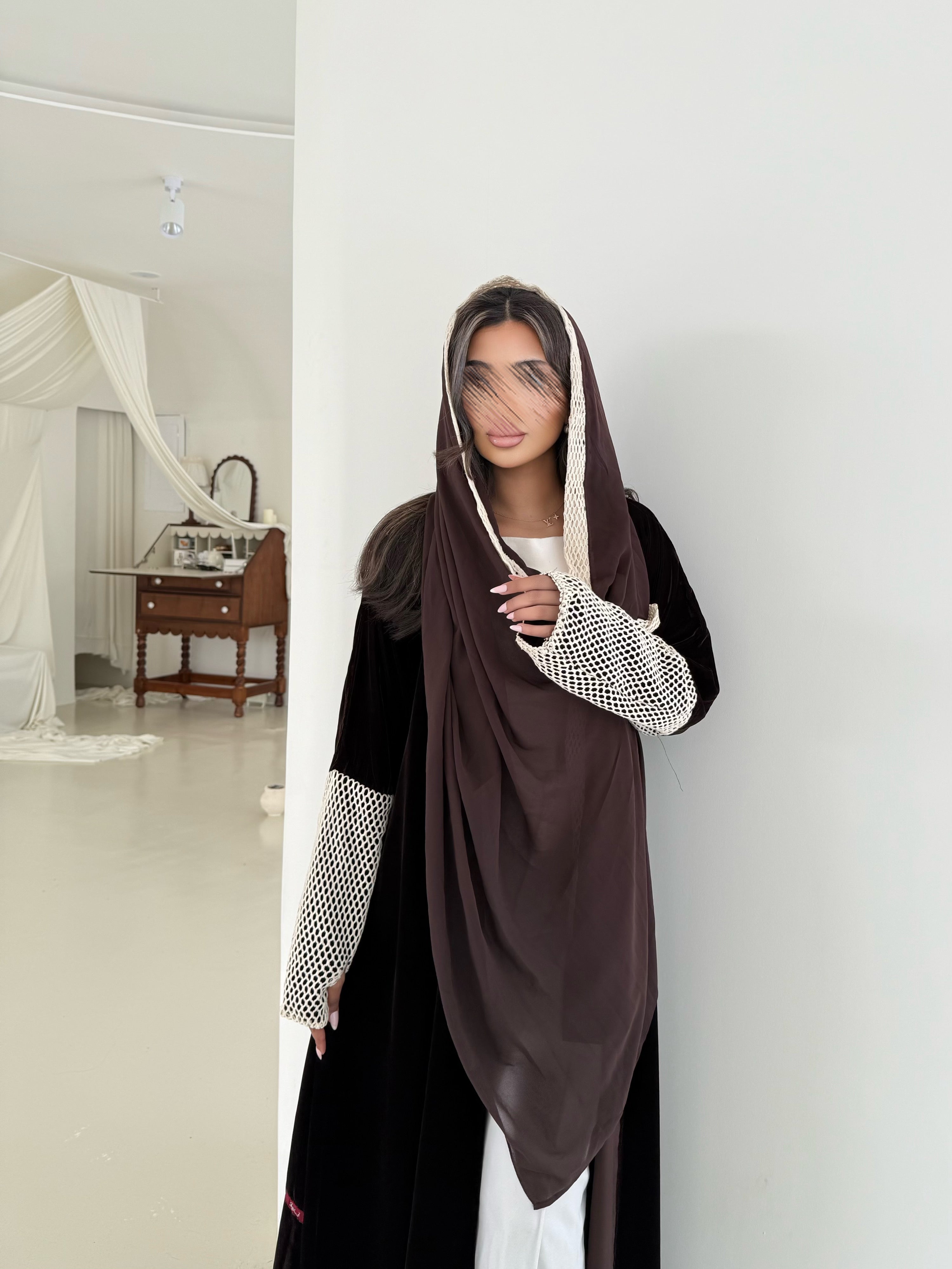 MWT958 - عباية مخمل مع اضافة شبك بالاكمام مبطن