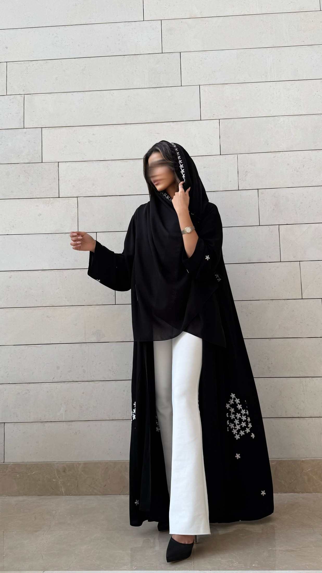 MW1590 - Black & White Bloom | عباية سوداء بتفاصيل ورود بيضاء - Aya