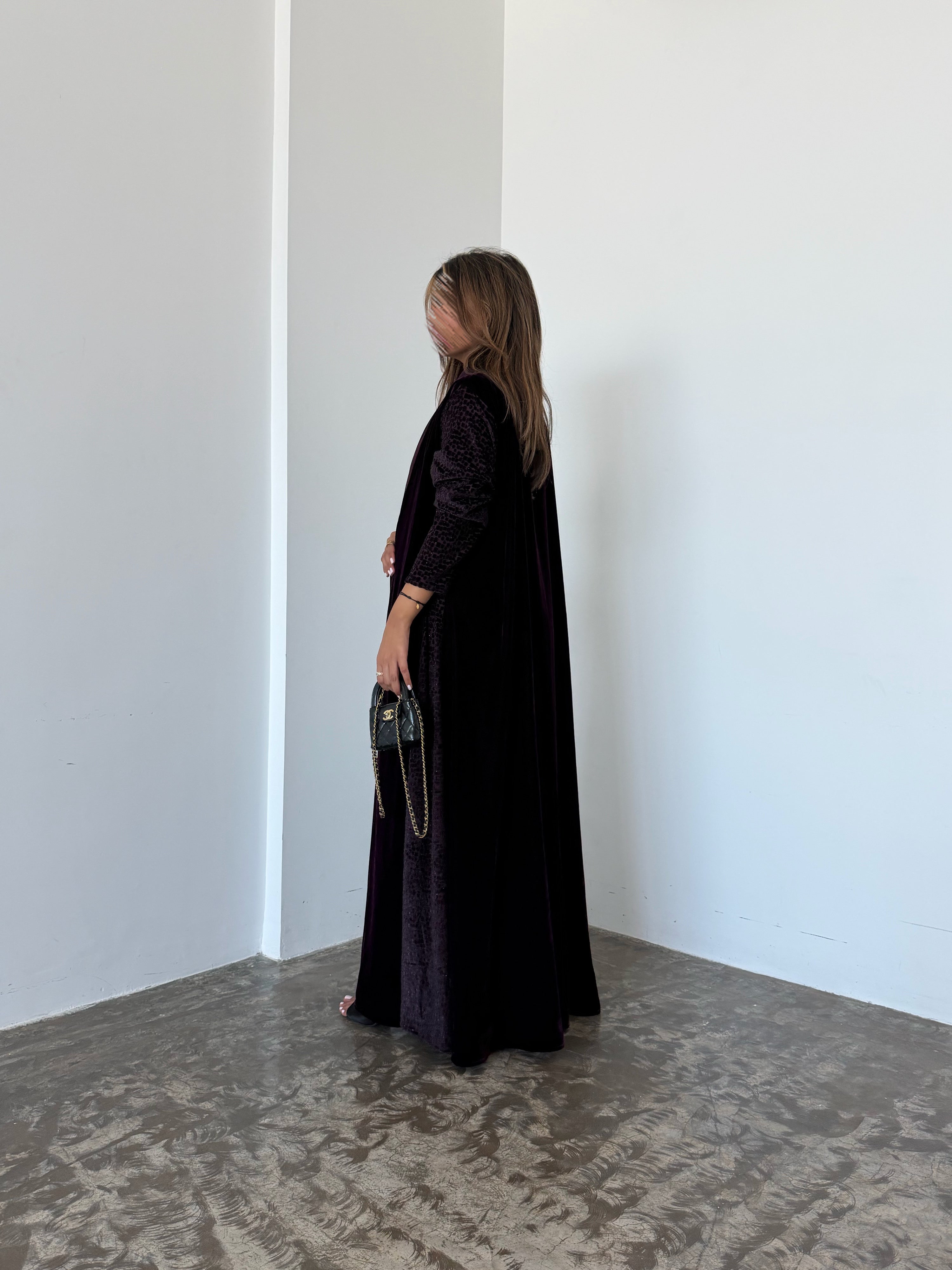 MWT953 - عباية مخمل مع تدخيلة لمعه بالاكمام والجوانب