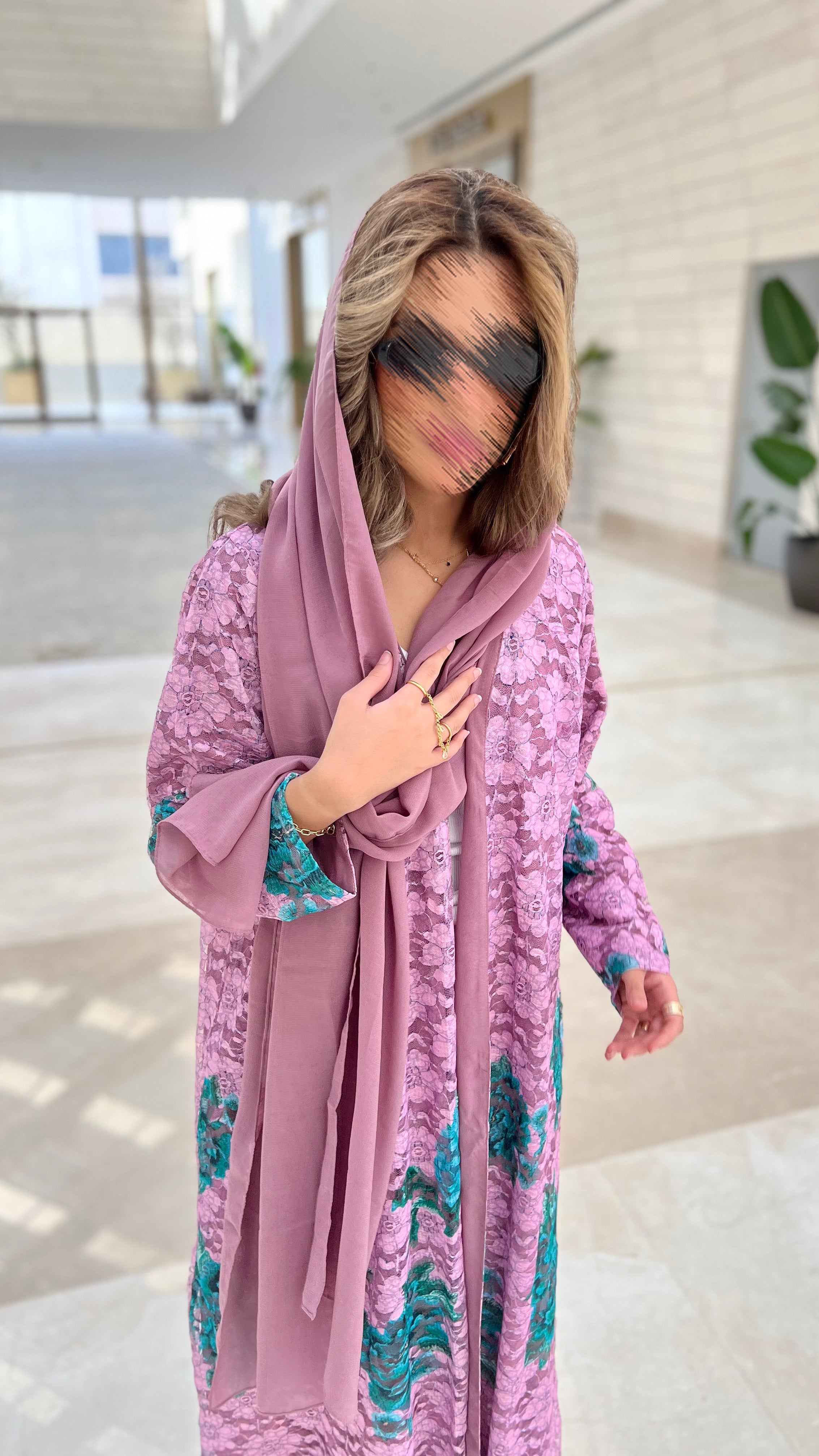 MWT481 - عباية دانتيل زهري مع تدخيلة دانتيل اخضر - Aya