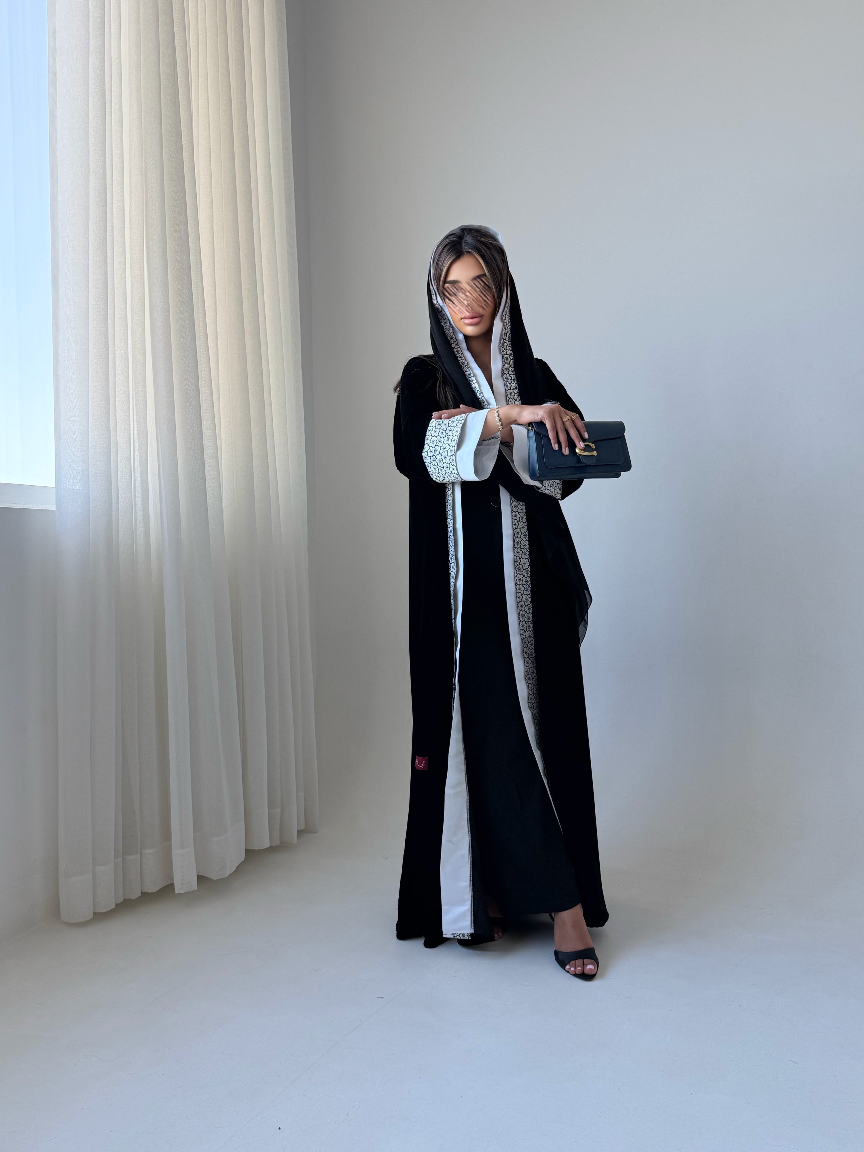 MWT963 - عباية مخمل مع تدخيله كلفه ورد من الامام