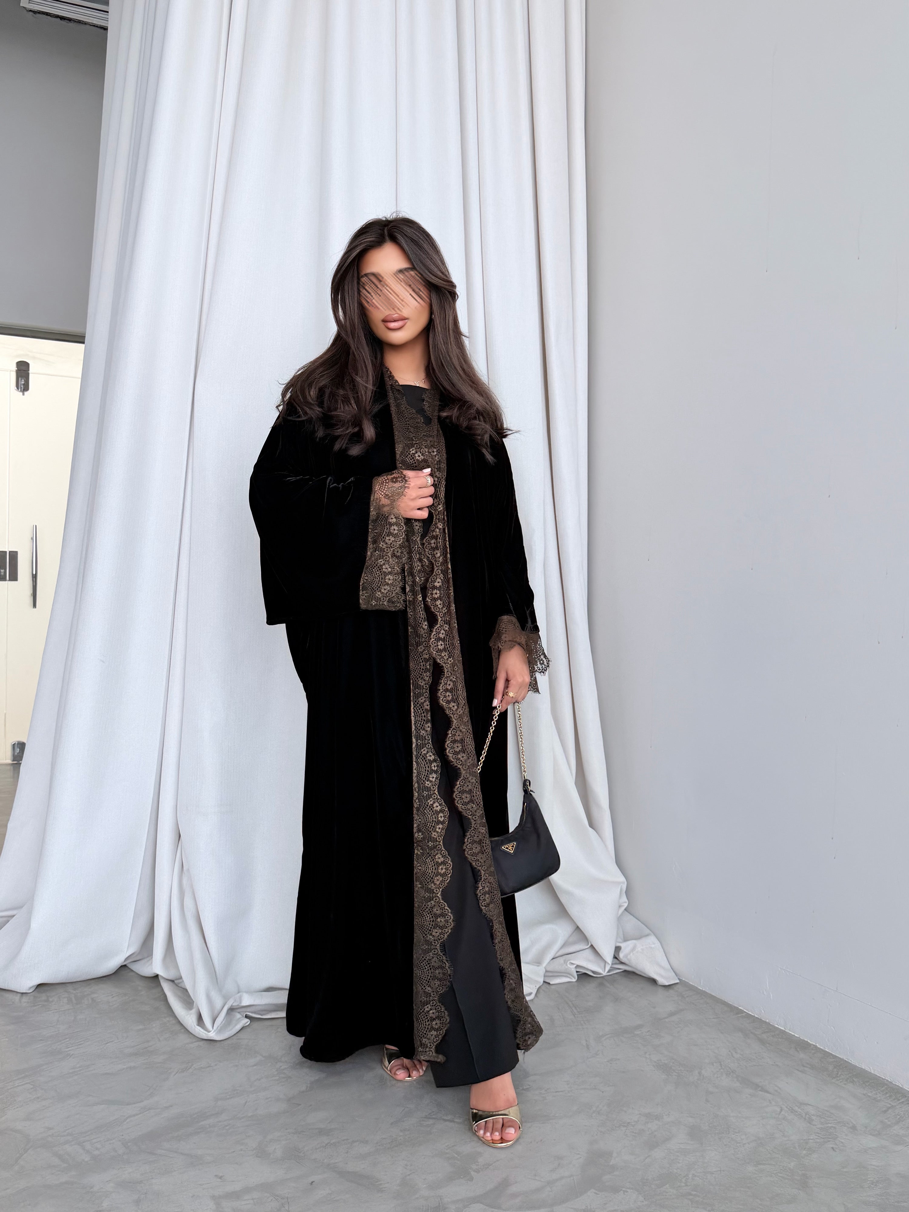 MWT981 - عباية مخمل مع تدخيلة دانتيل زيتي