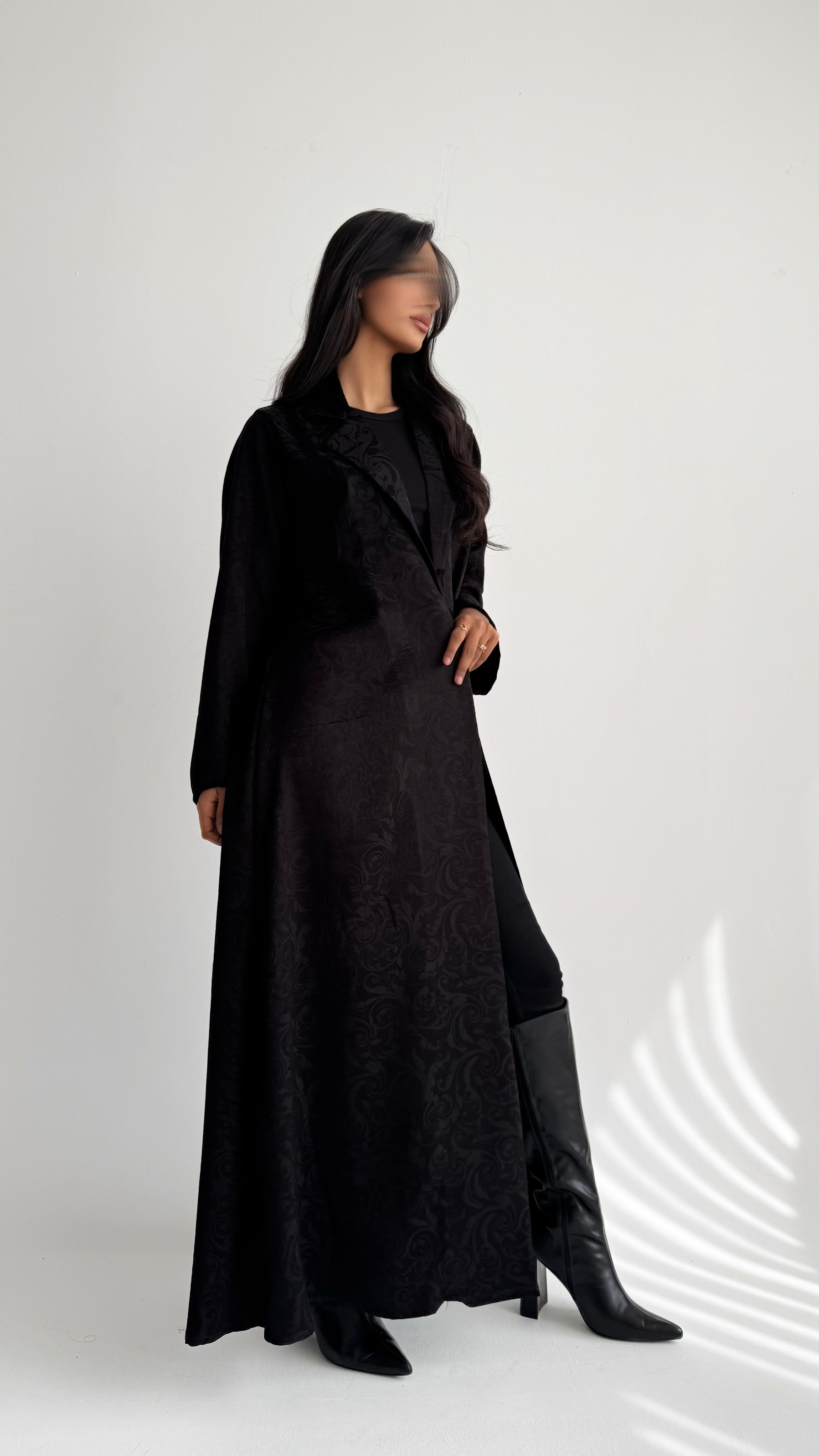 MW1839 - عباية جاكار فاخرة بتصميم ياقة بليزر ناعم مع ربطة أمامية تمنحك إطلالة راقية وعصرية. - Aya