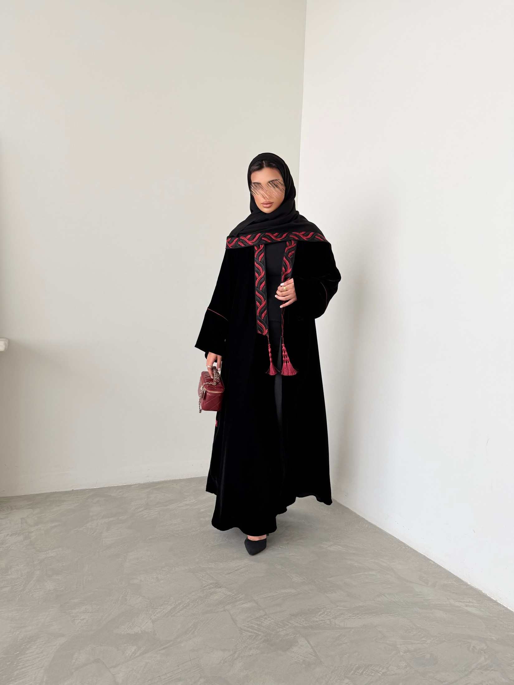 MWT967 - عبايه مخمل مع تدخيله كلفه احمر - Aya