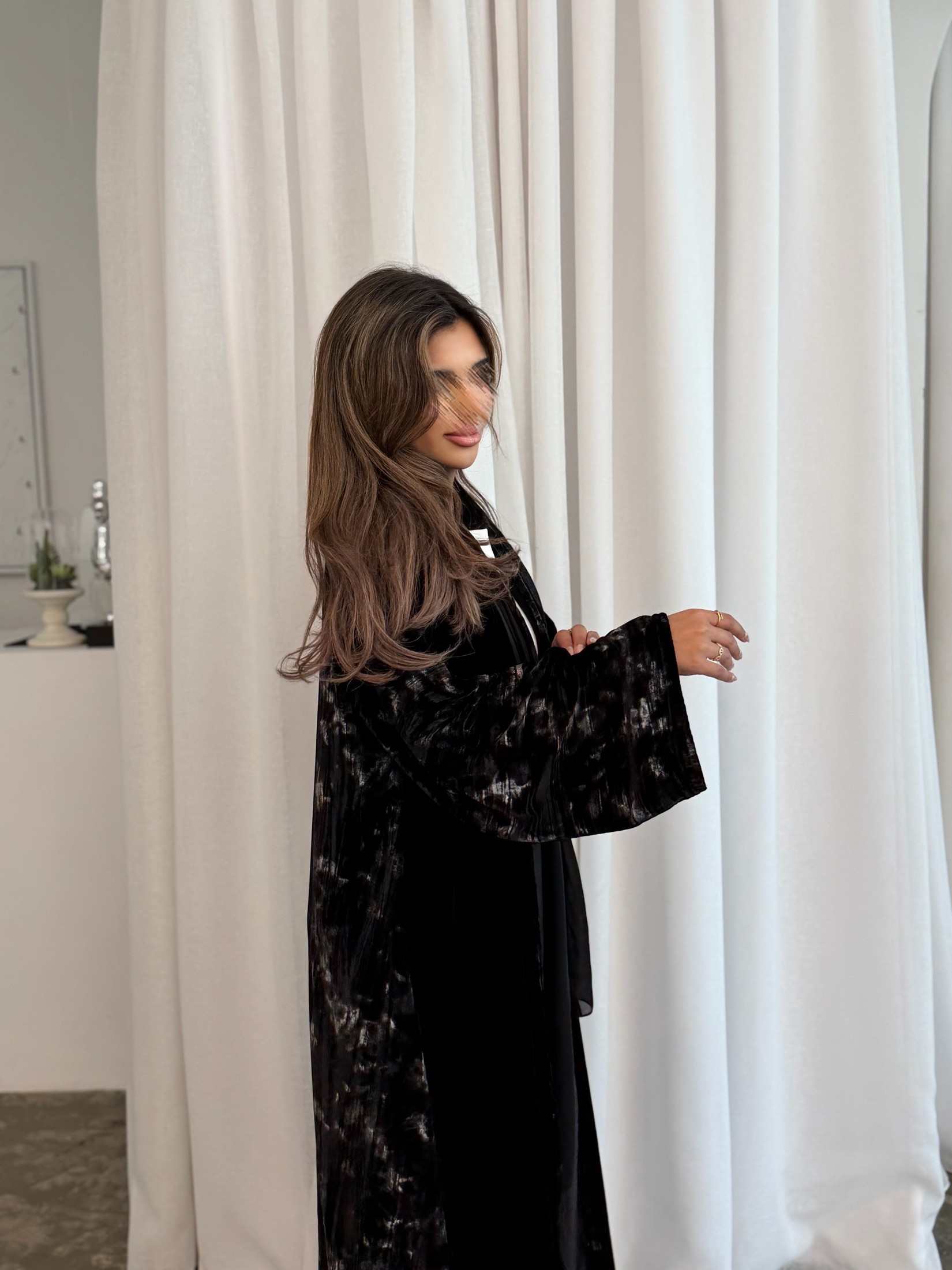 MWT998 - عبايةمخمل اسود سادة مع طباعة كلوش - Aya