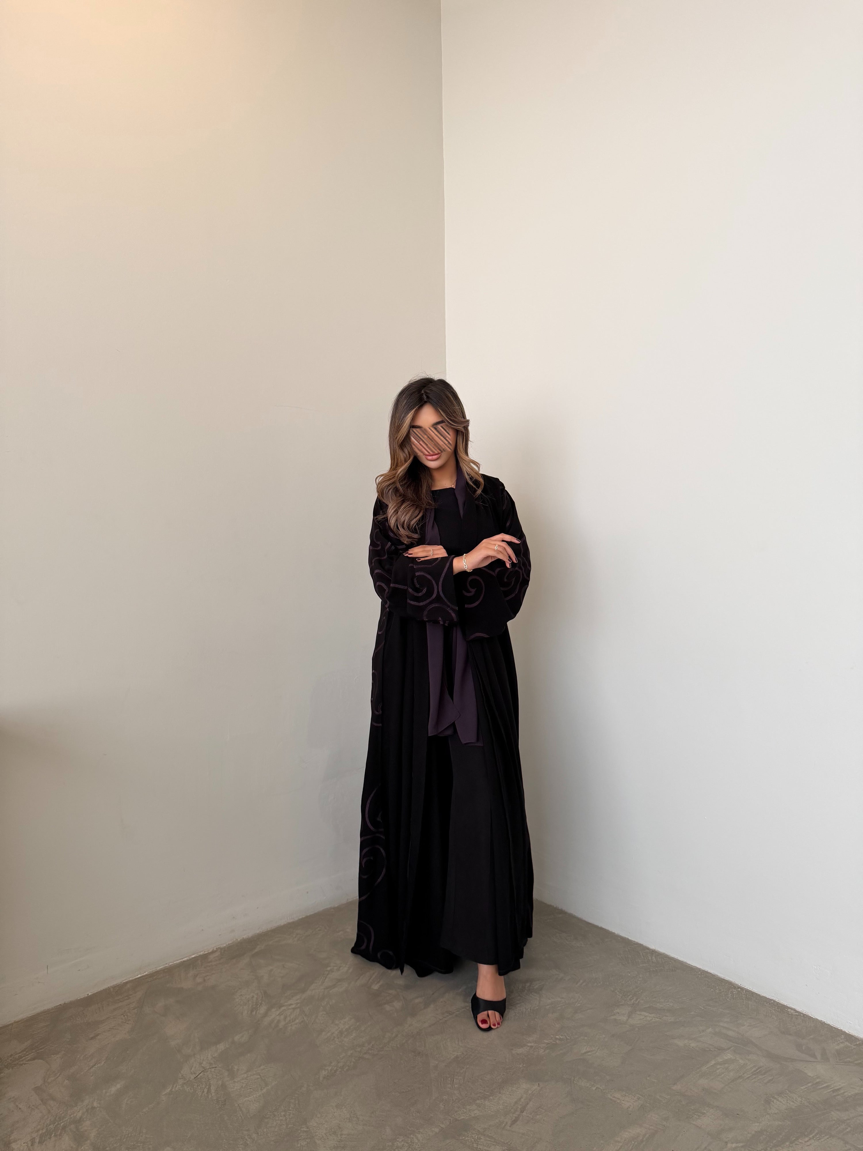 MWT1049 - عباية اسود بتطريز من الخلف - Aya