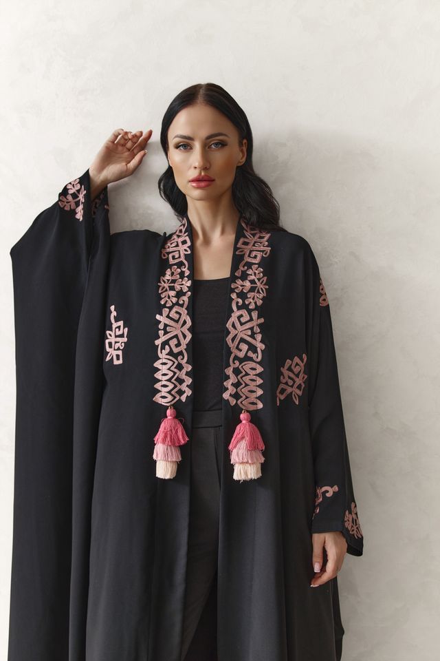 MW1873 -عباية بشت مطرز ليعطي طابع الاناقة مع تدخيله الدندوشه واضافة فستان داخلي