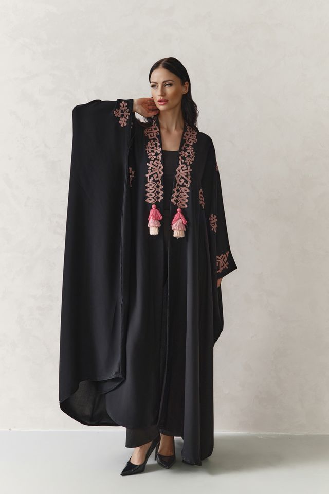 MW1873 -عباية بشت مطرز ليعطي طابع الاناقة مع تدخيله الدندوشه واضافة فستان داخلي