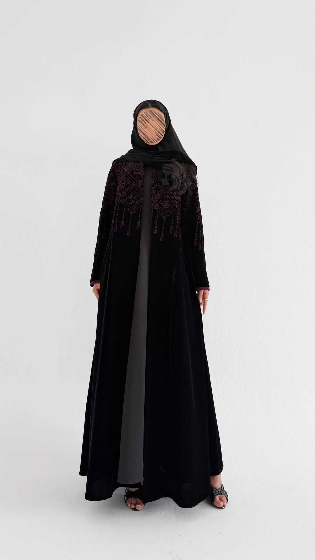 MWT2177 - عباية مخمل شتوية مع شك بقيطان من الأكمام - Aya