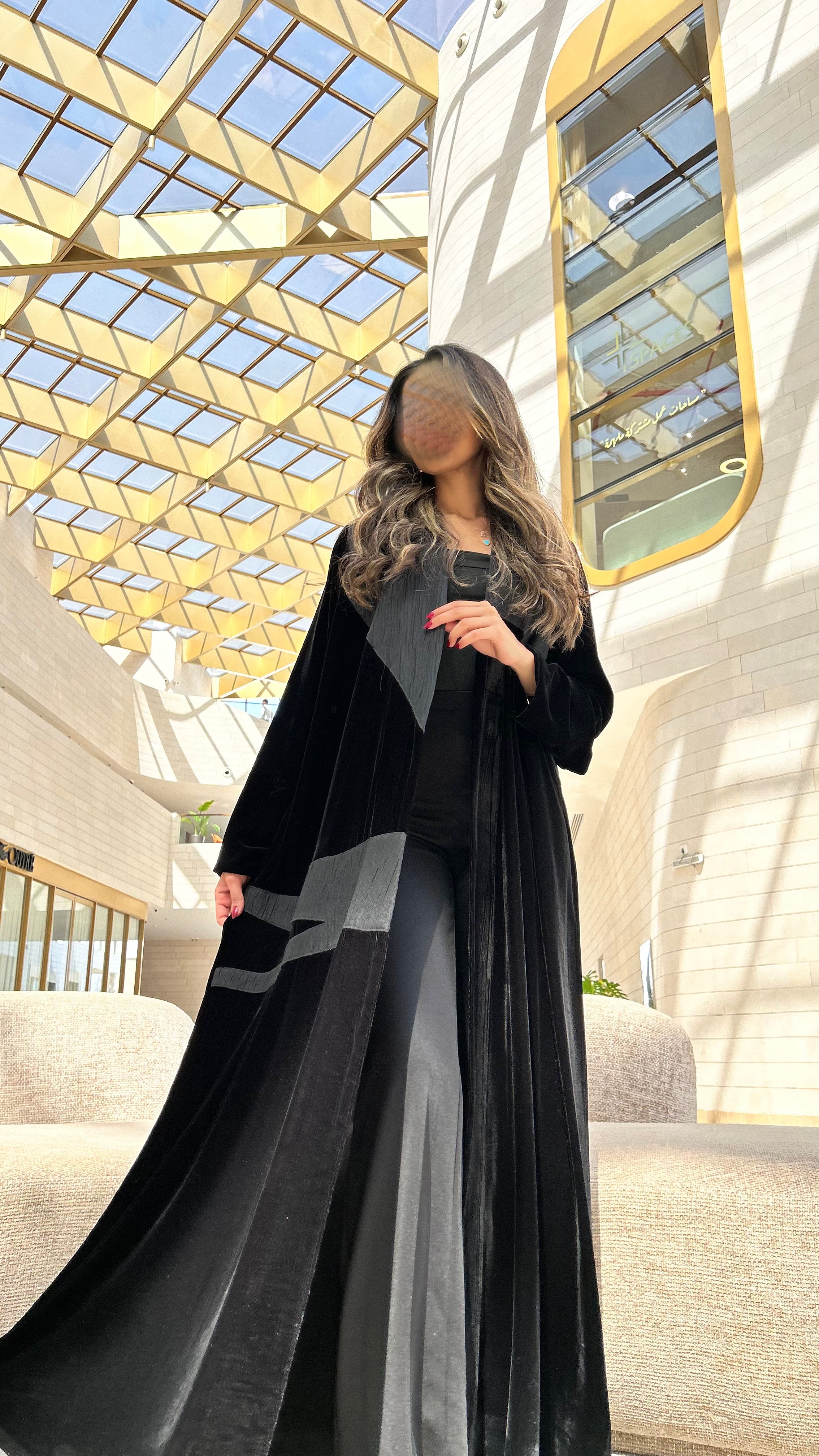 MWT644 - عباية مخمل مع تدخيلة جاكار - Aya