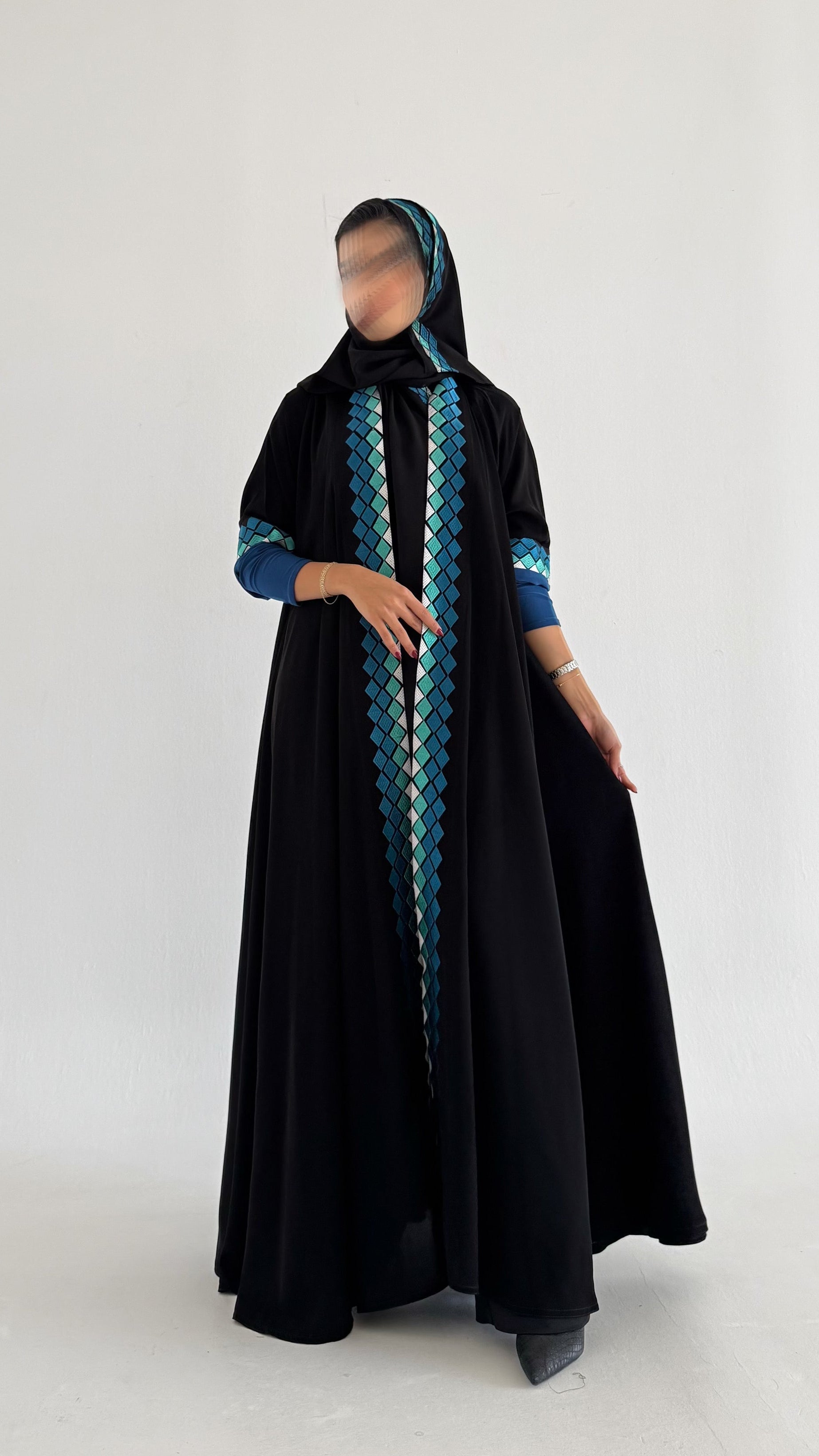 MWT496 - عباية سودا بتطريز أزرق - Aya