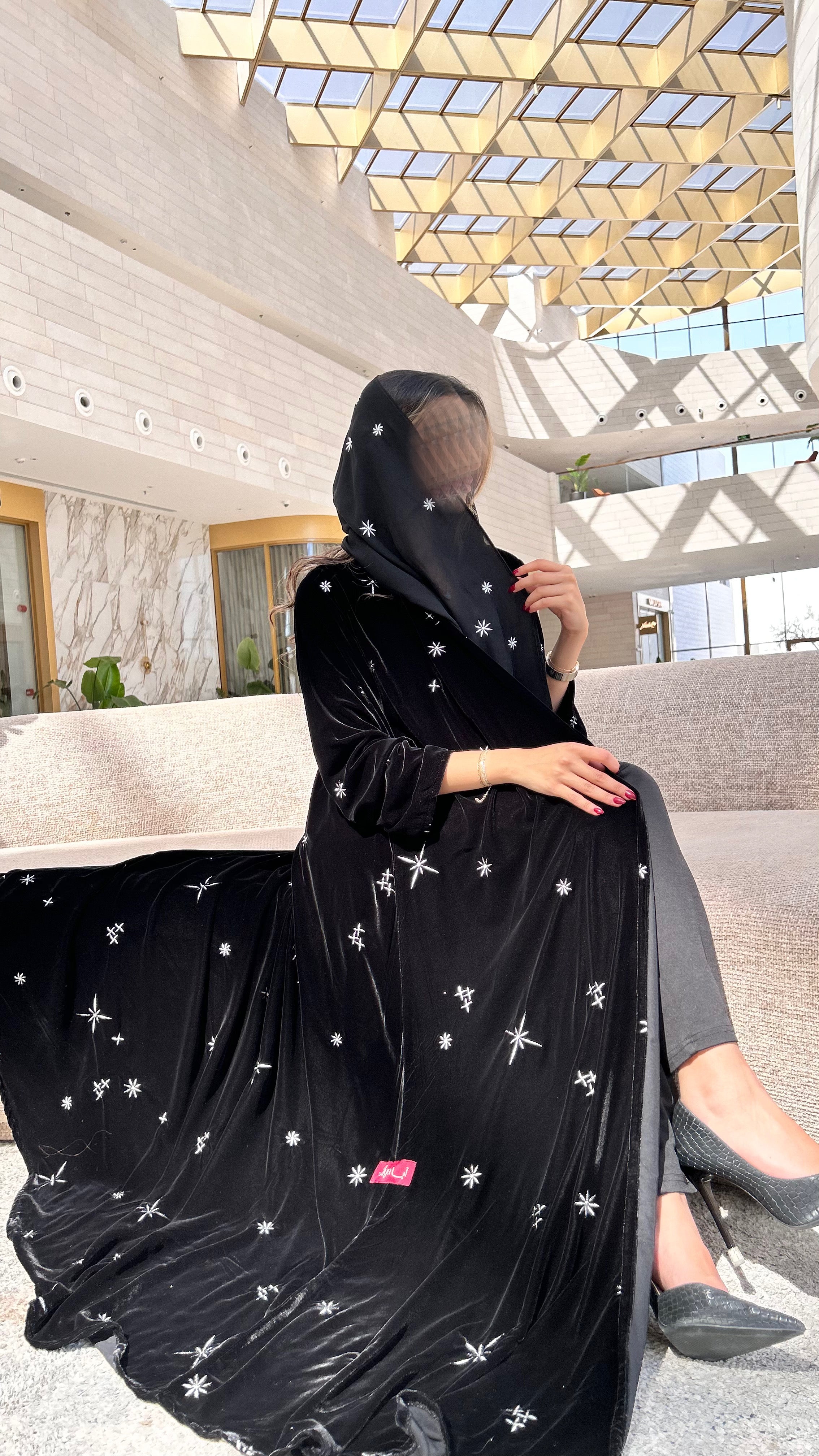 MWT643 - عباية مخمل تطريز نجمات - Aya