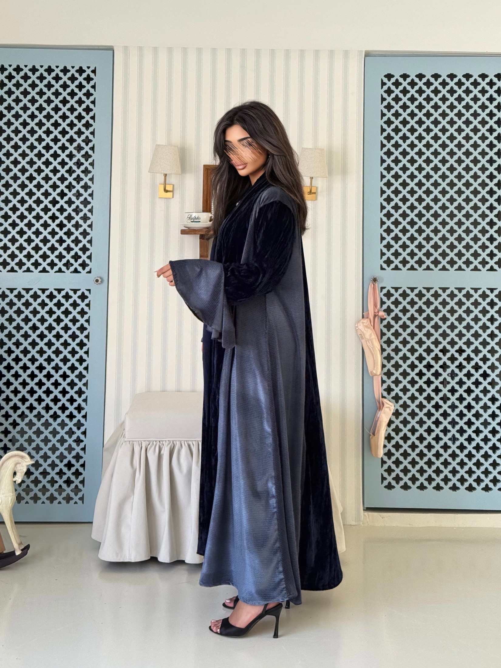 MWT966 - عبايه مخمل مع تدخيلة مخمل سترتش من الاجناب والاكمام - Aya