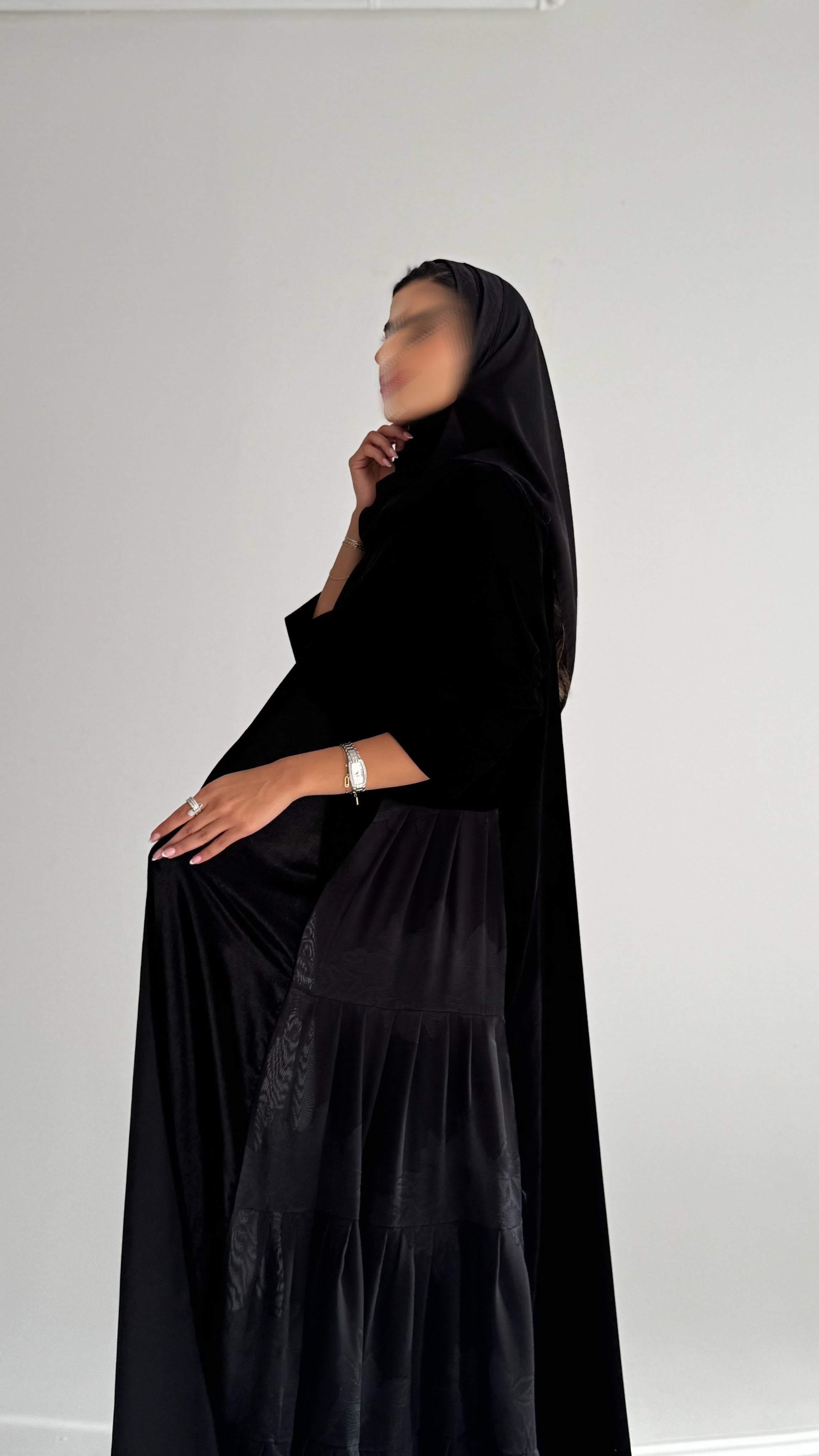 MWT695 - عباية اسود مخمل مع تدخيلة شيفون - Aya