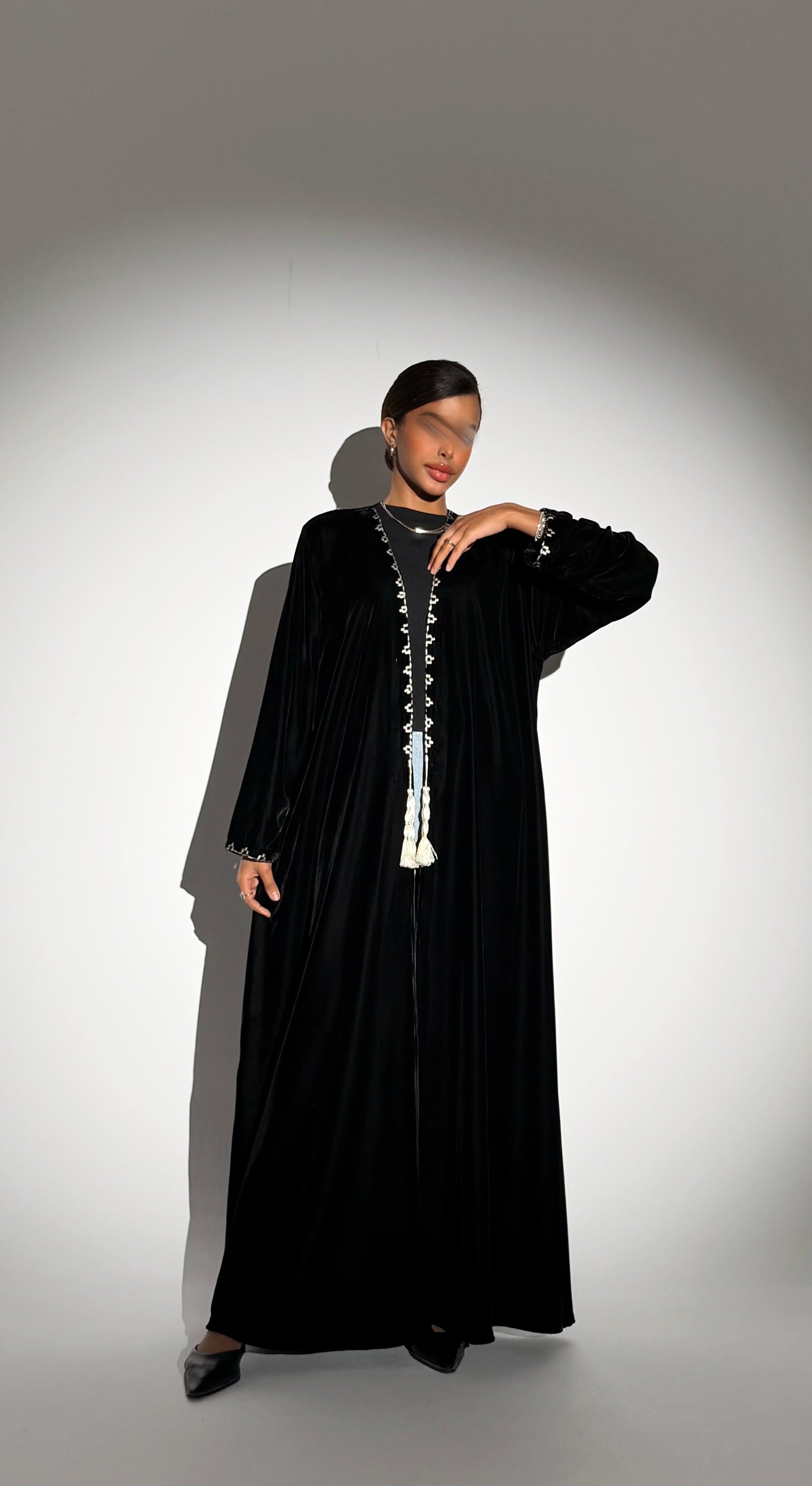 MWT866 - عباية مخمل تطريز