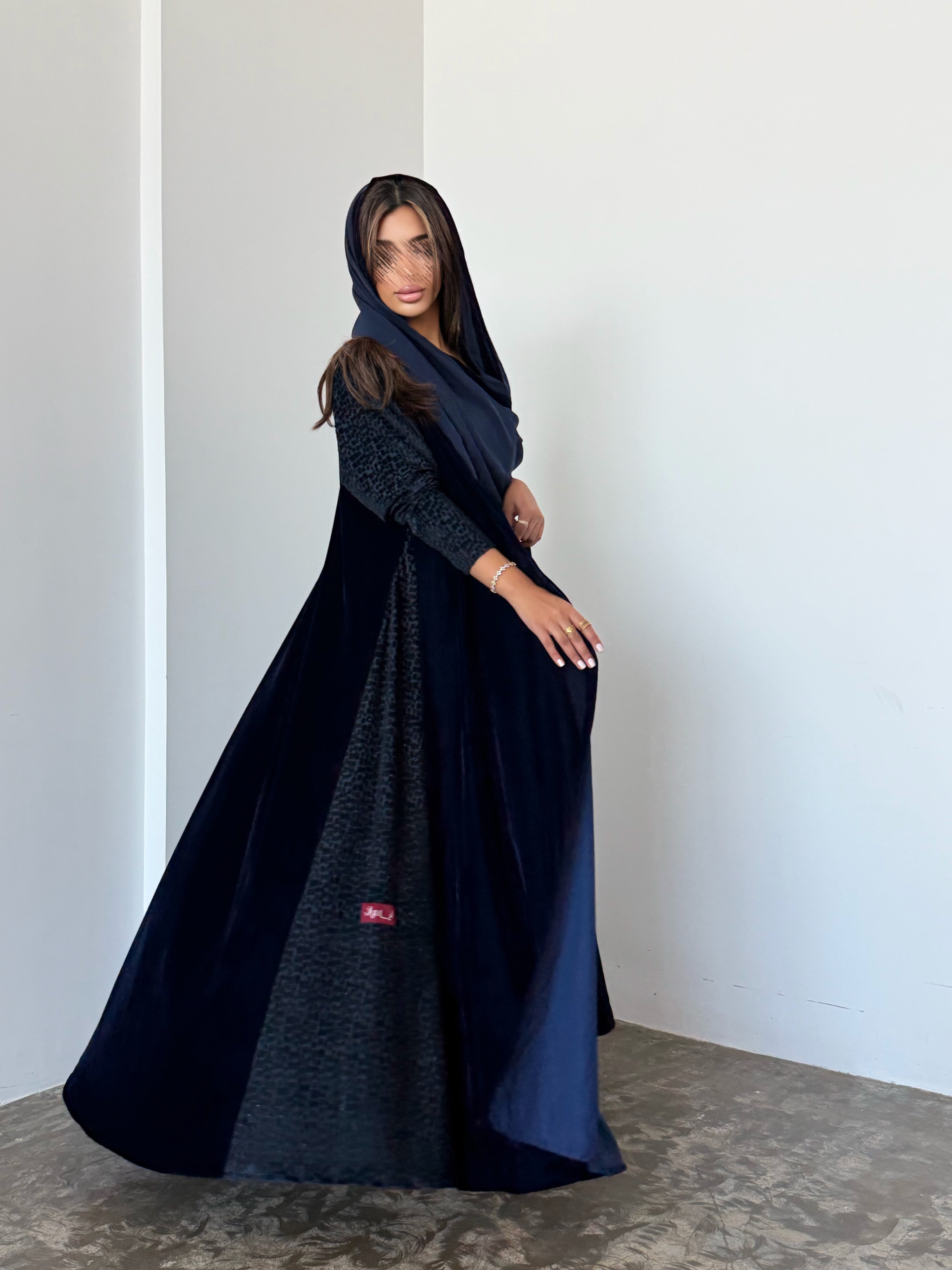 MWT954 - عباية مخمل مع تدخيلة لمعه بالاكمام والجوانب