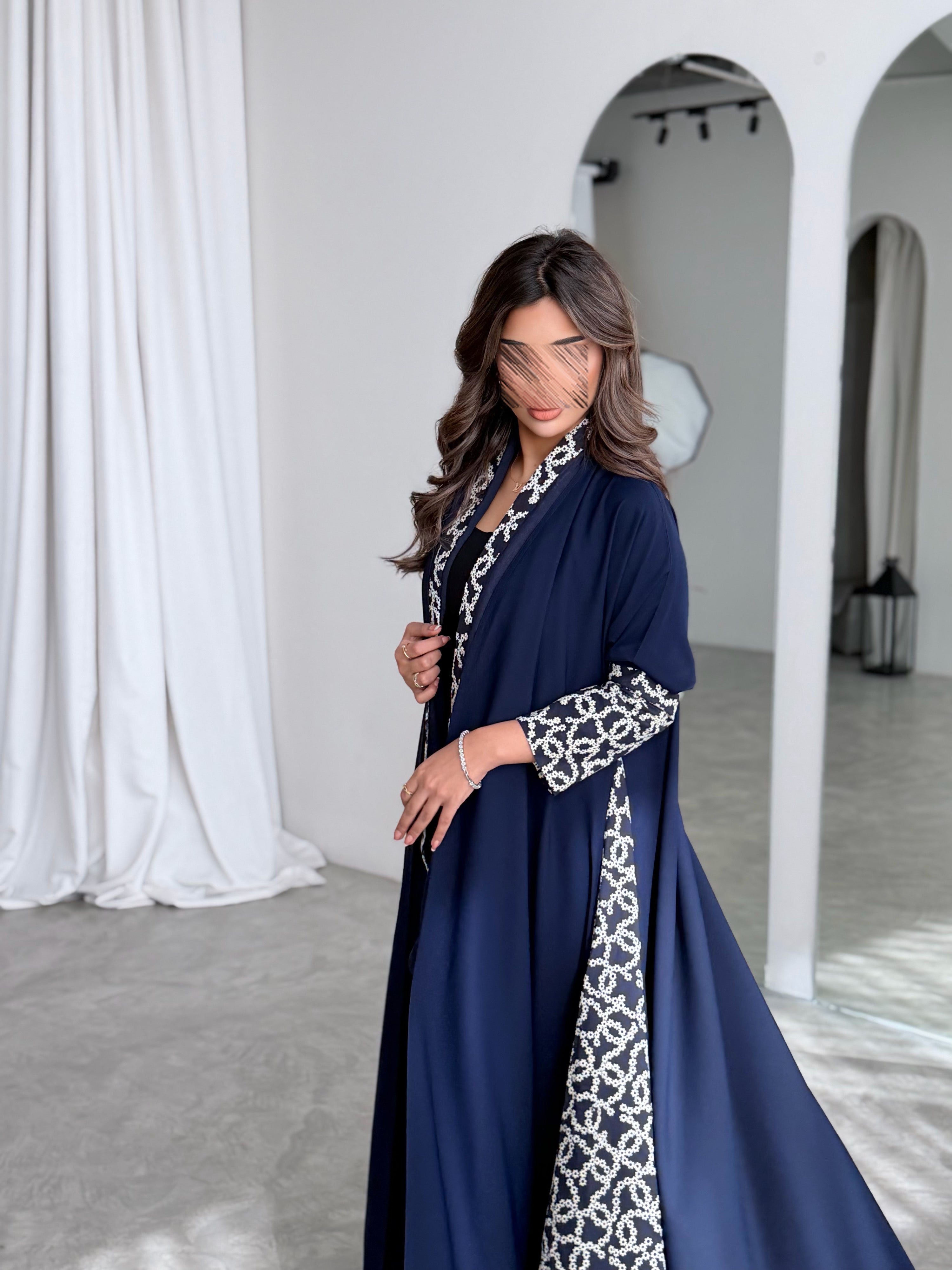 MWT766 - عباية كريب مع تدخيلة لنن هندي - Aya