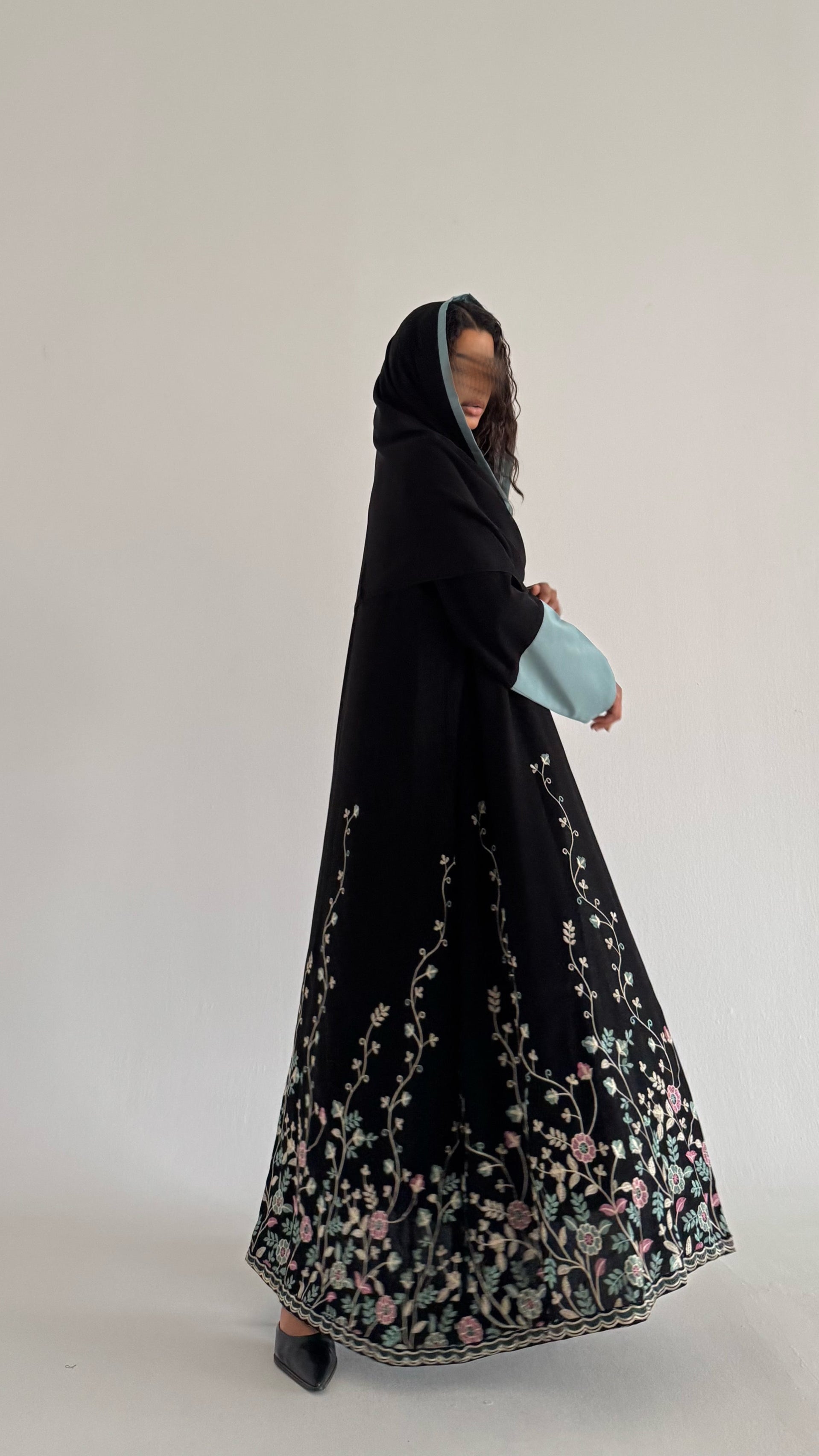 MW1633 - Black abaya with embroidery - عباية سوداء بتطريز - Aya