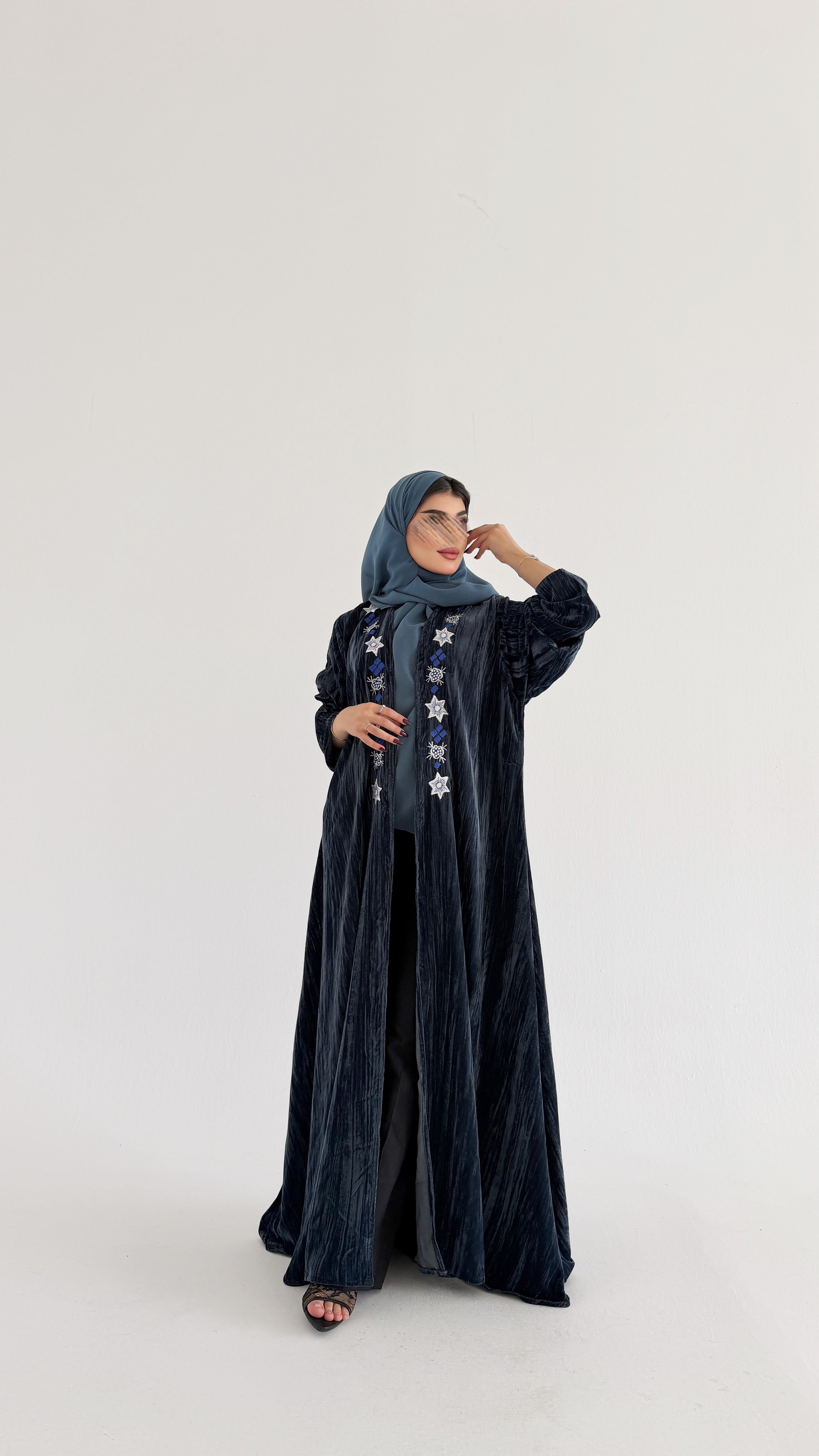 MWT674 - عباية مخمل مع تطريز من الامام - Aya