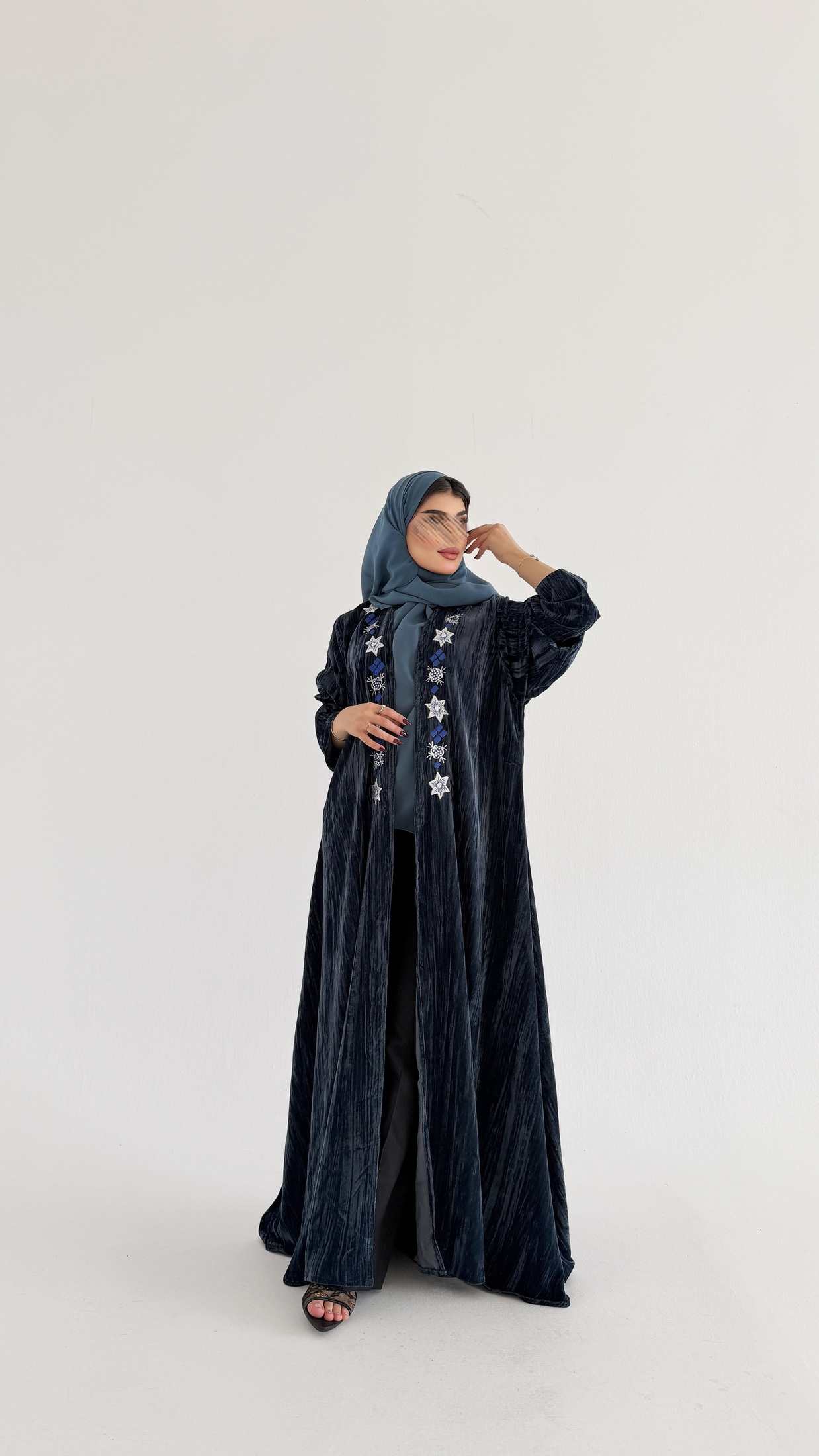 MWT674 - عباية مخمل مع تطريز من الامام - Aya