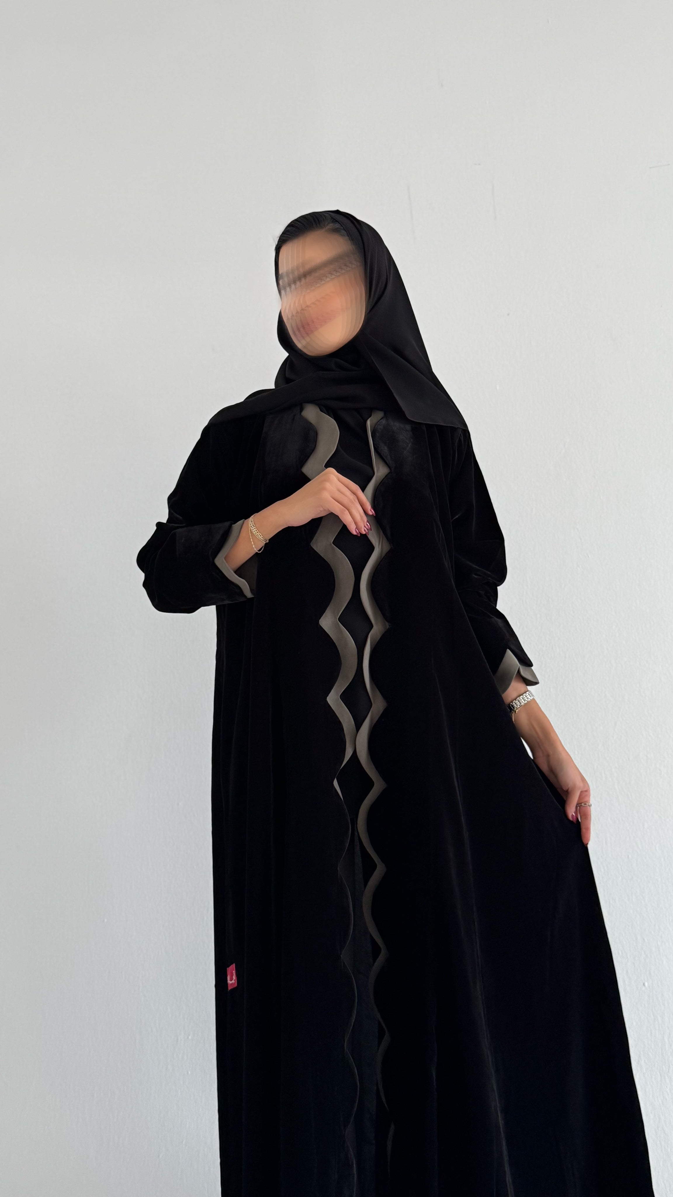 MWT539 - عباية مخمل أسود مع زيتي فاتح - Aya