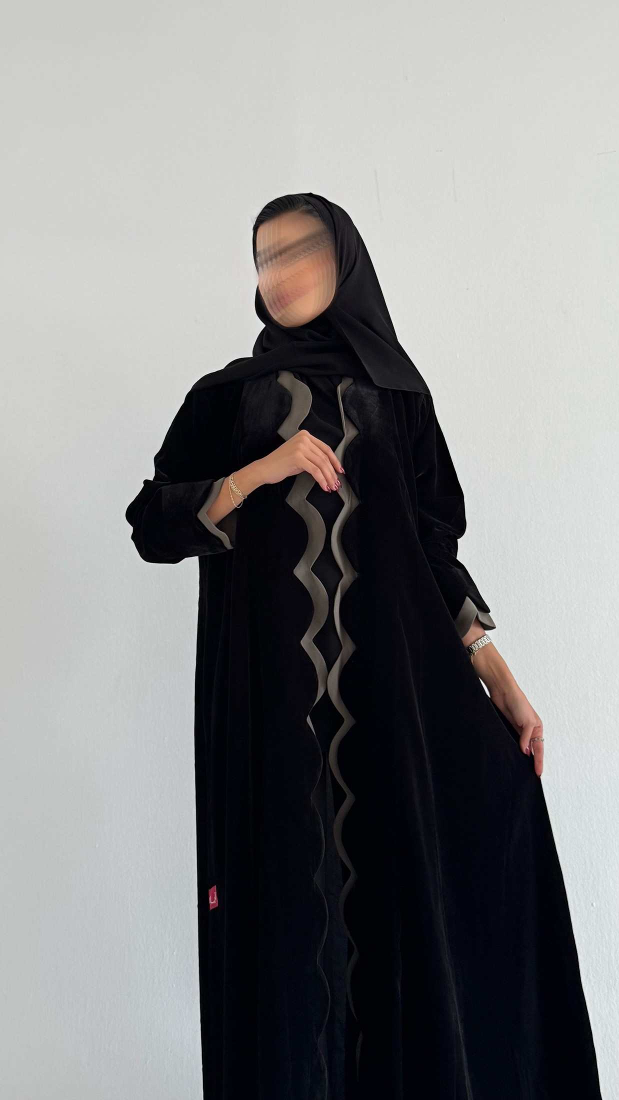 MWT539 - عباية مخمل أسود مع زيتي فاتح - Aya