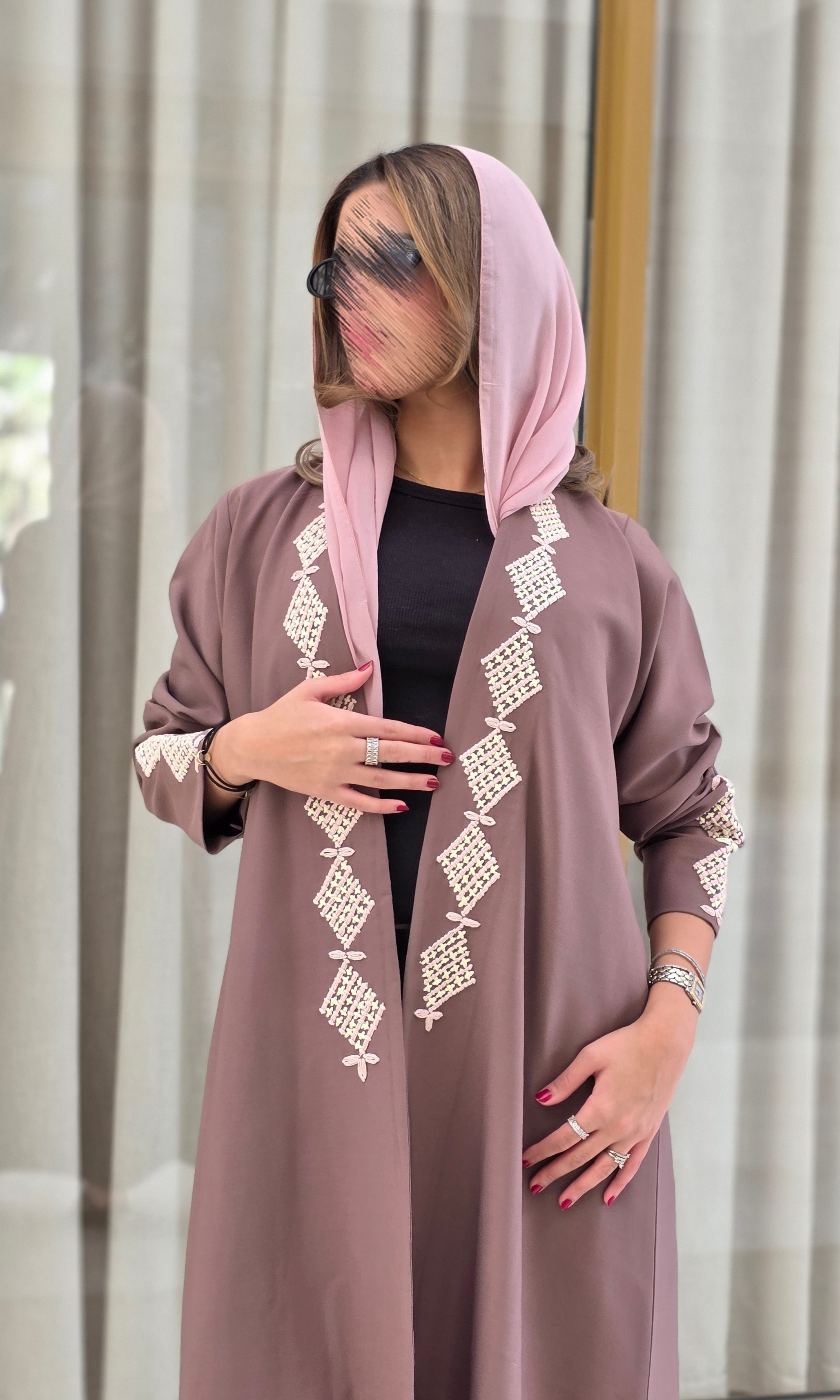 MWT662 - عباية وردي تطريز من الامام - Aya