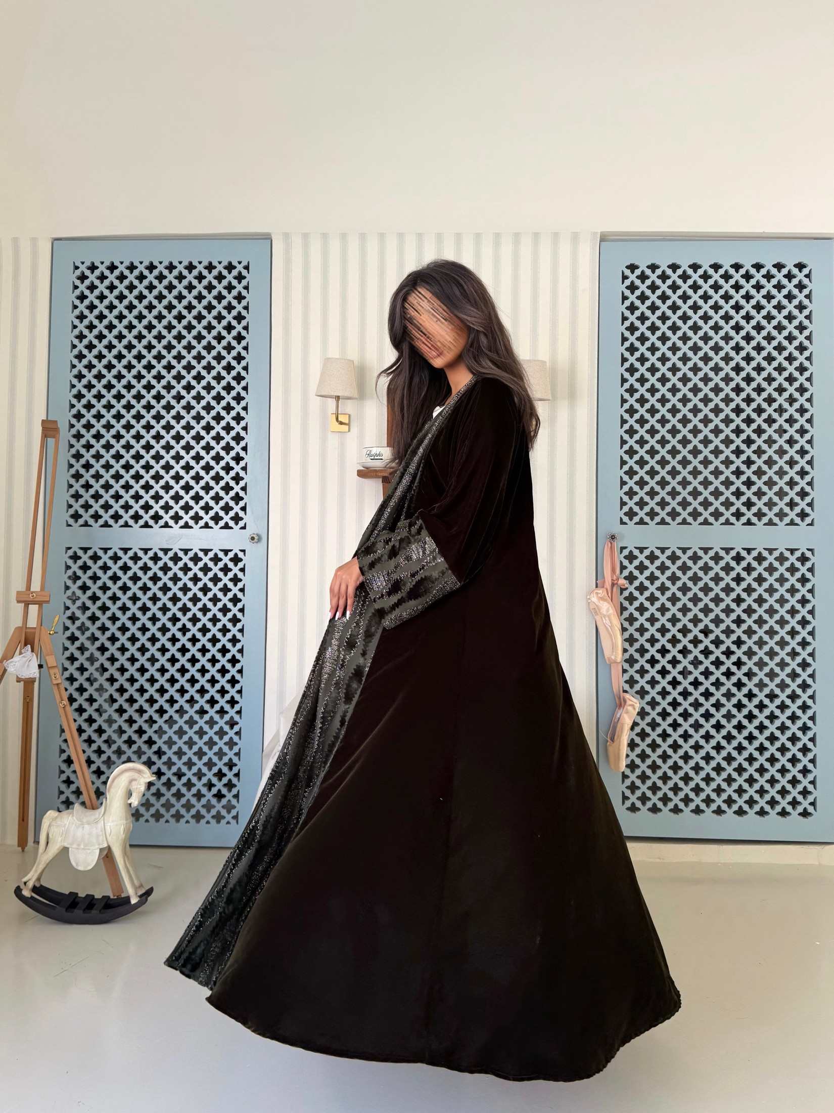 MWT973 - عباية مخمل مع تدخيلة مخمل شيفرن بالاكمام والامام - Aya