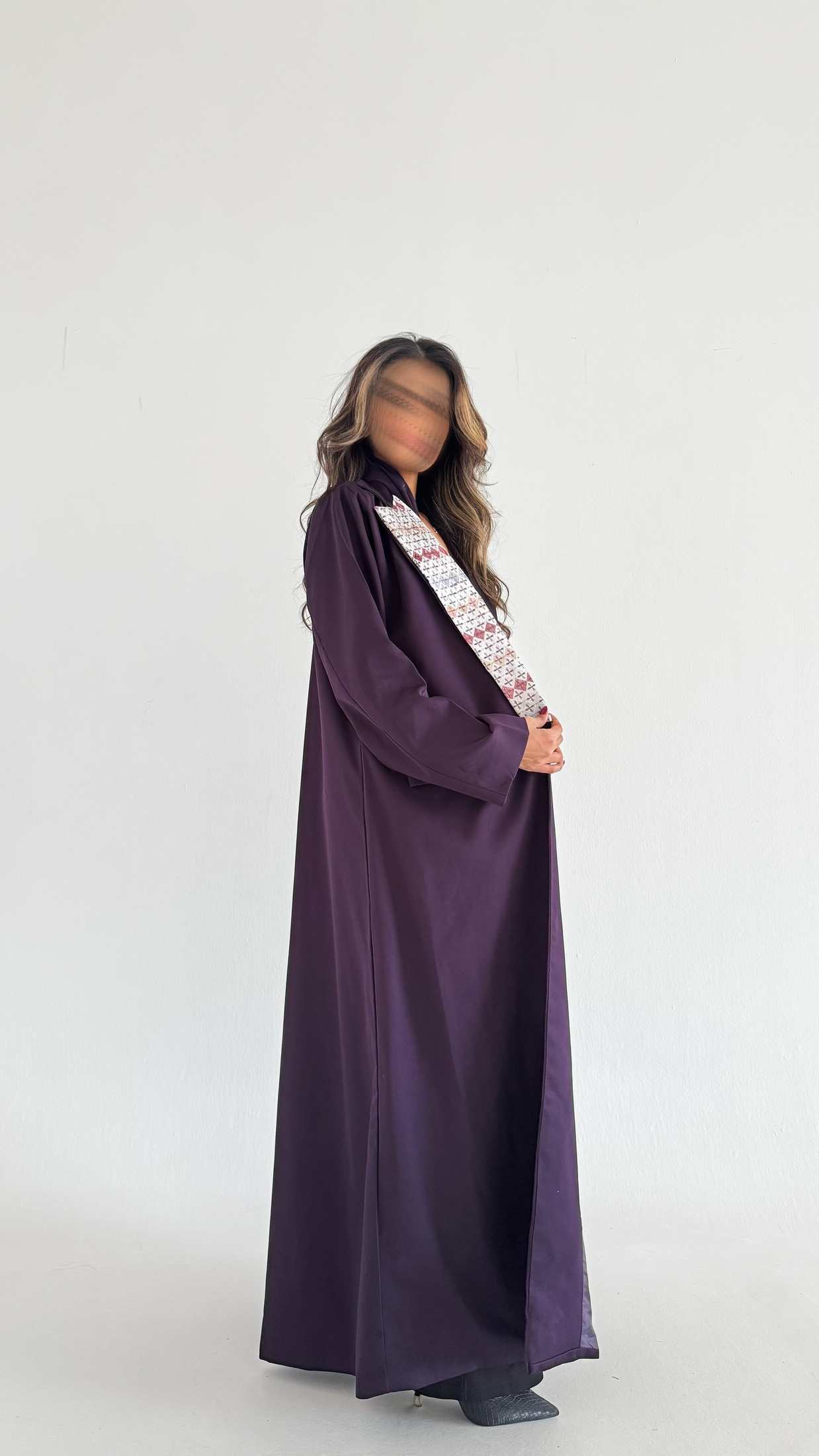 MW1706 - عباية بليزر بتطريز على الياقة - Aya