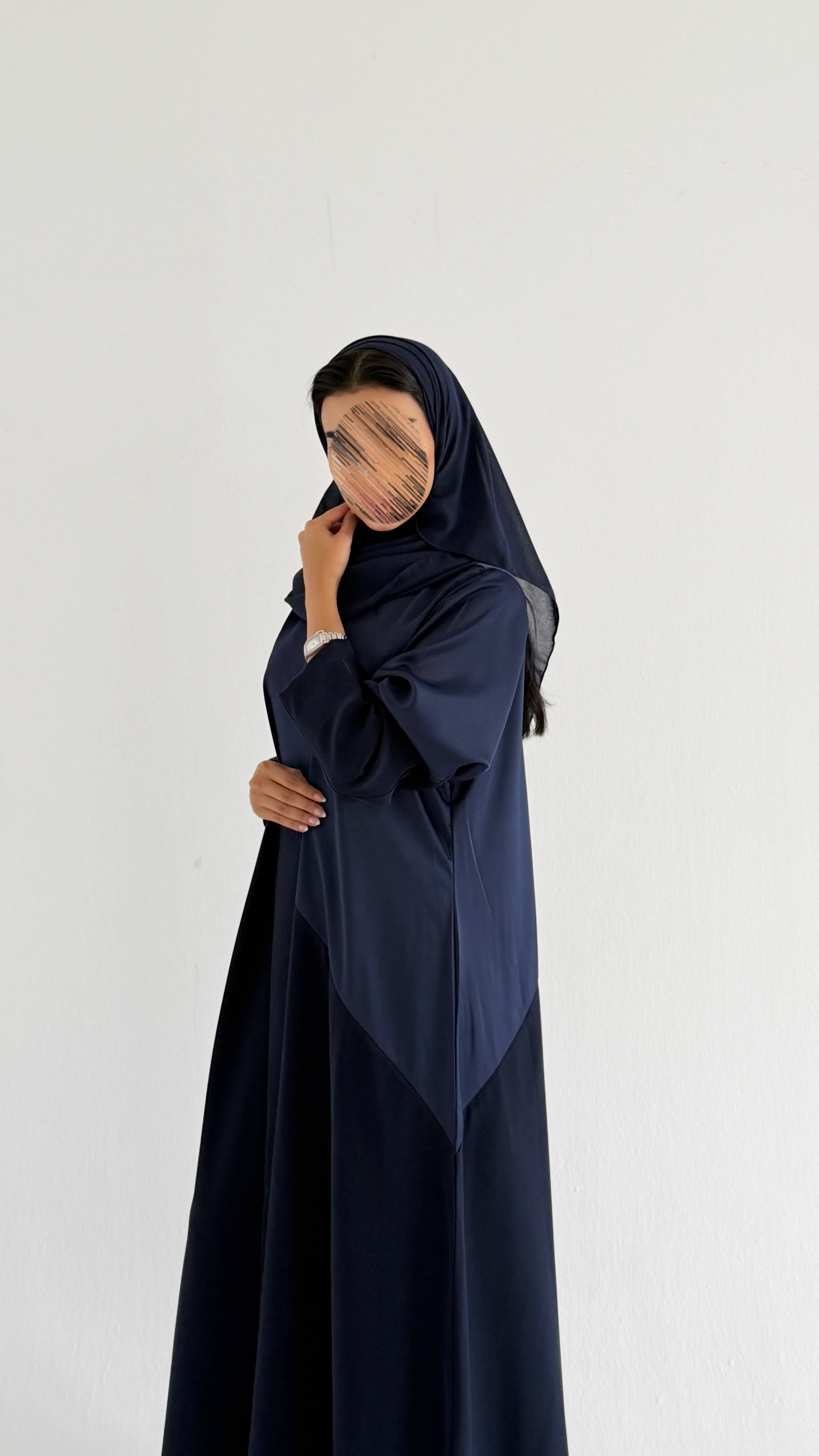 MWT1165 - عباية كريب بتدخيلة ساتان - Aya
