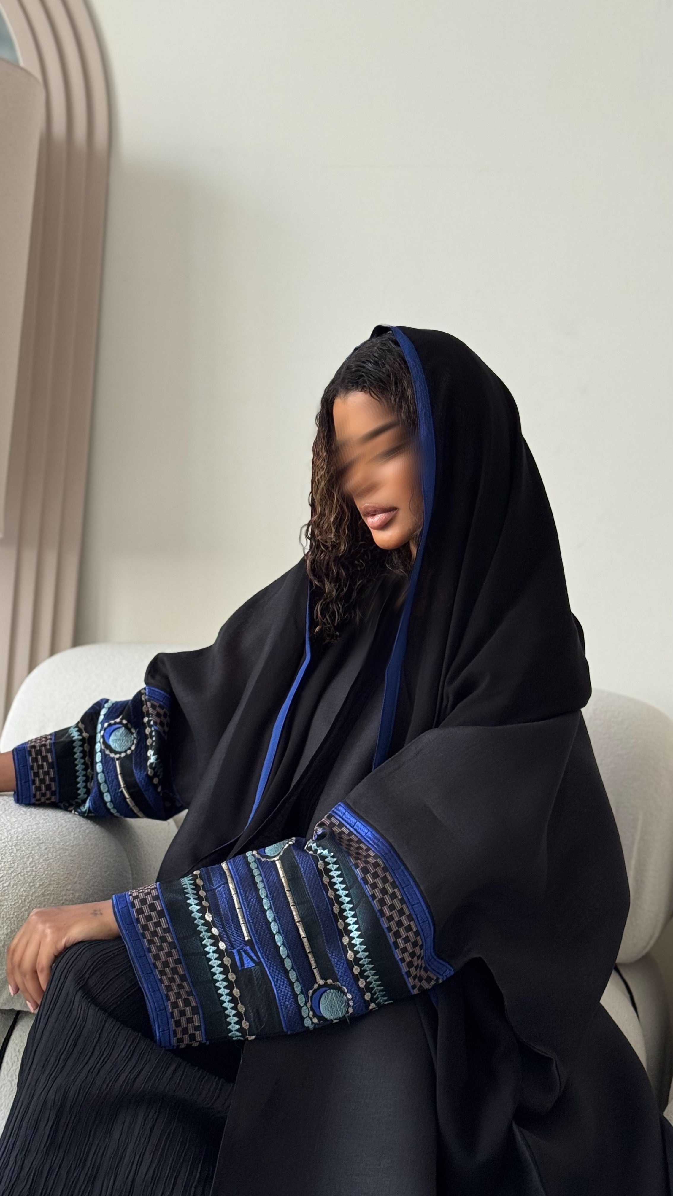 MW1611 - عباية لنن اسود مع تطريز بالأكمام - Aya