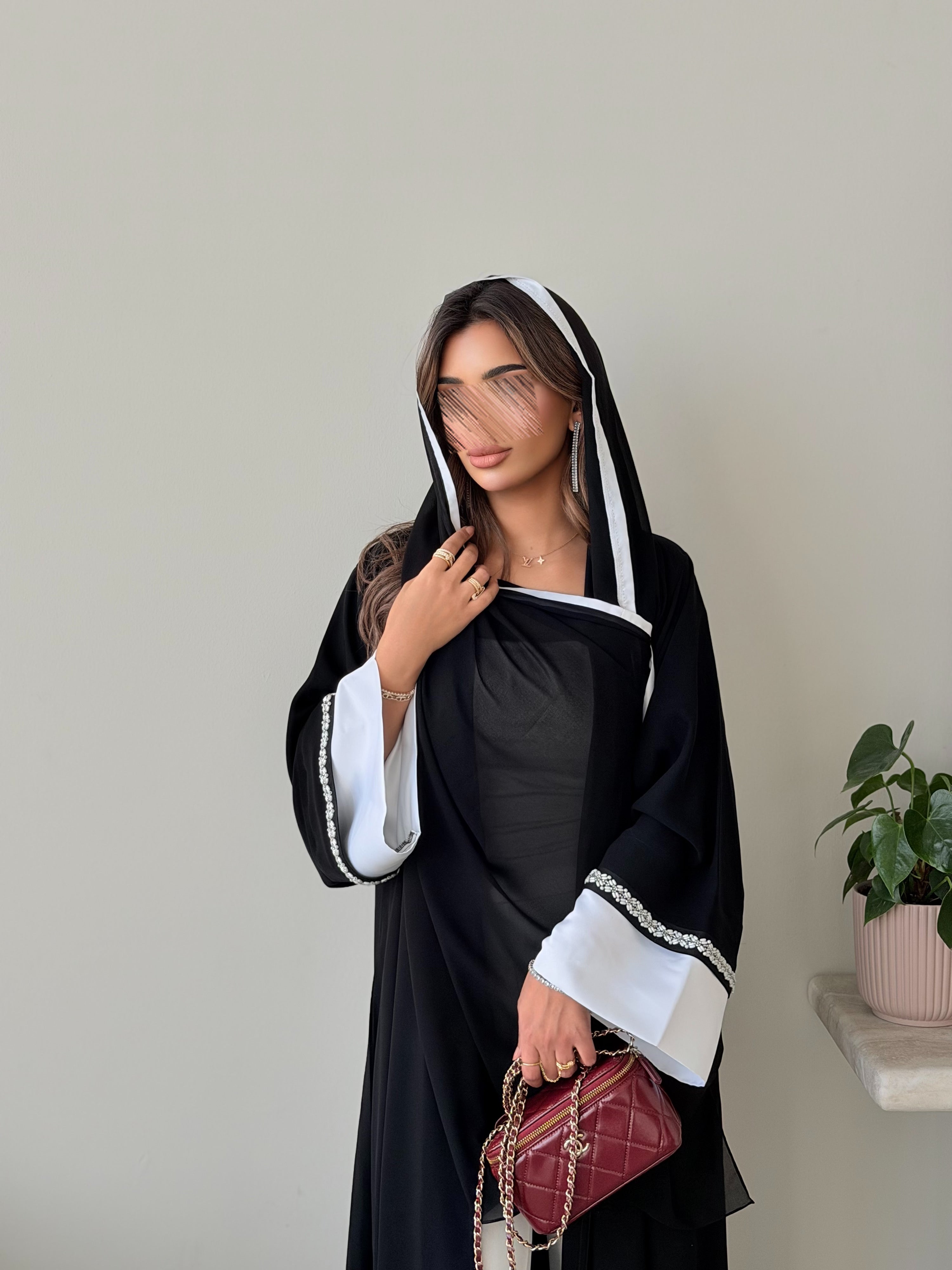 MWT5019 - قماش اسود كريب مع أكمام تفته ابيض و كلفة شك قصة نص كلوش - Aya