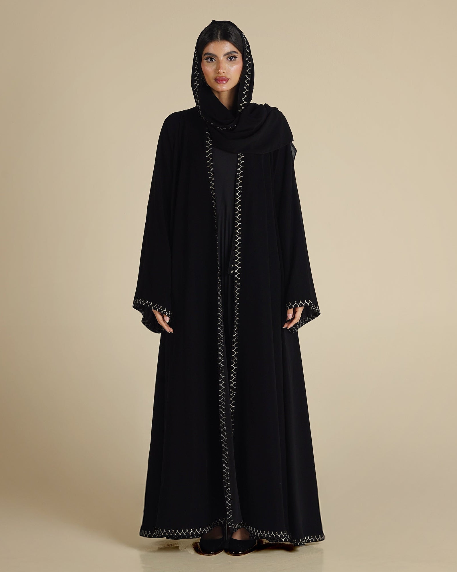 MW1267 - عباية سوداء دبل كلوش بتطريز ابيض في اطراف العباية والطرحة - Aya