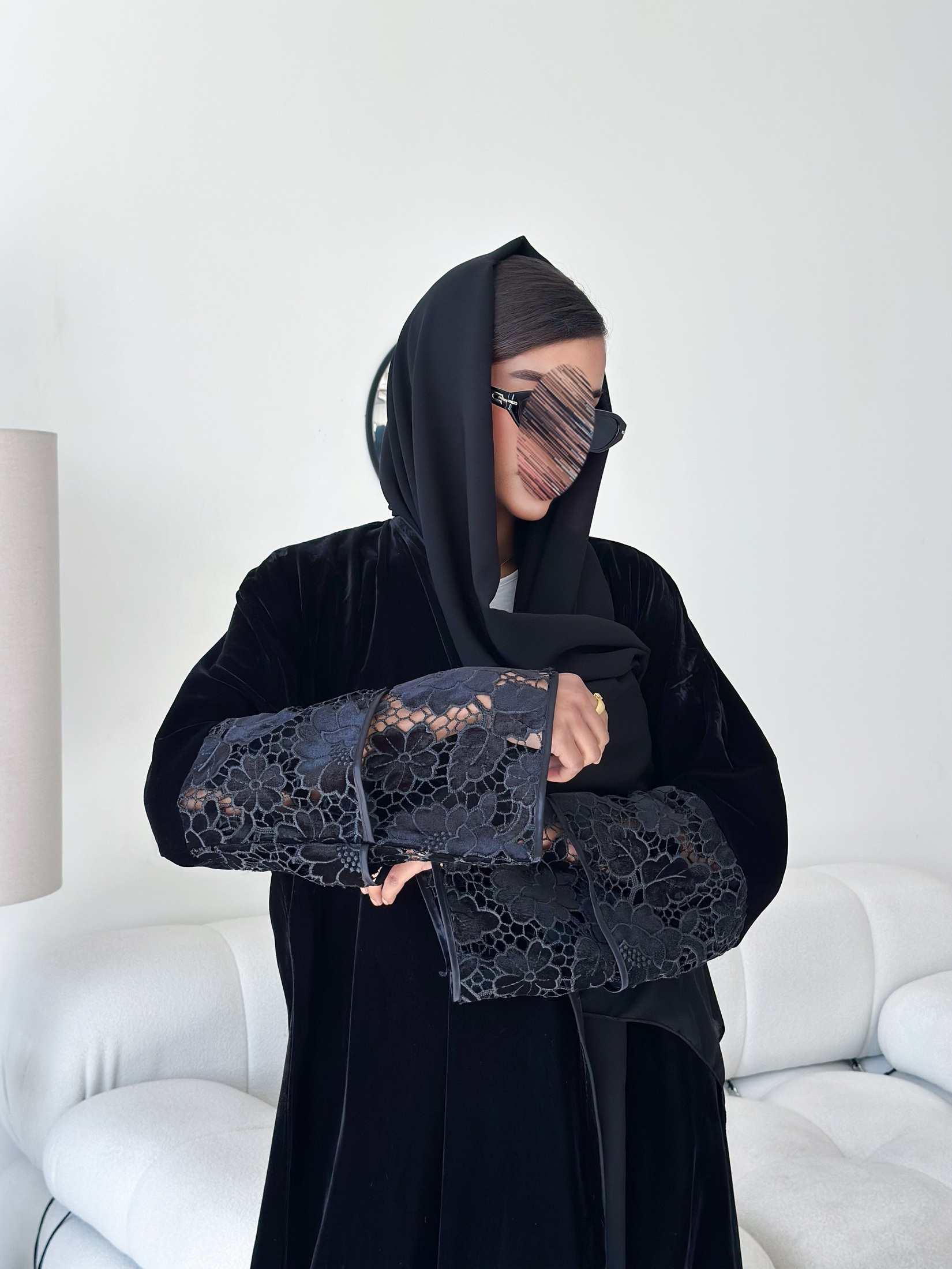 MWT575 - عباية مخمل بأكمام دانتيل - Aya