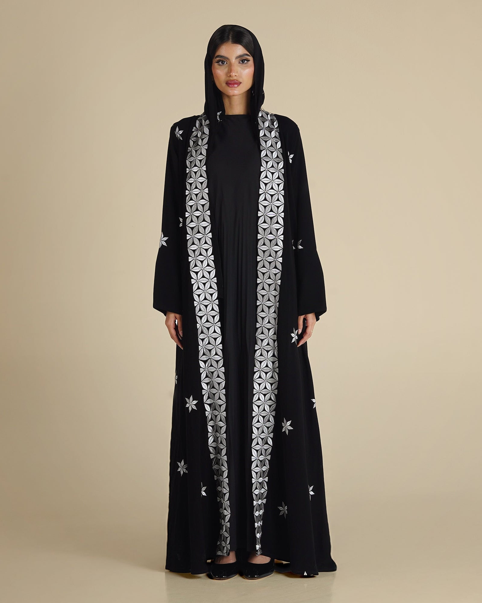 MW1268 - عباية سوداء بتطريز ورود أبيض في العباية والطرحة - Aya