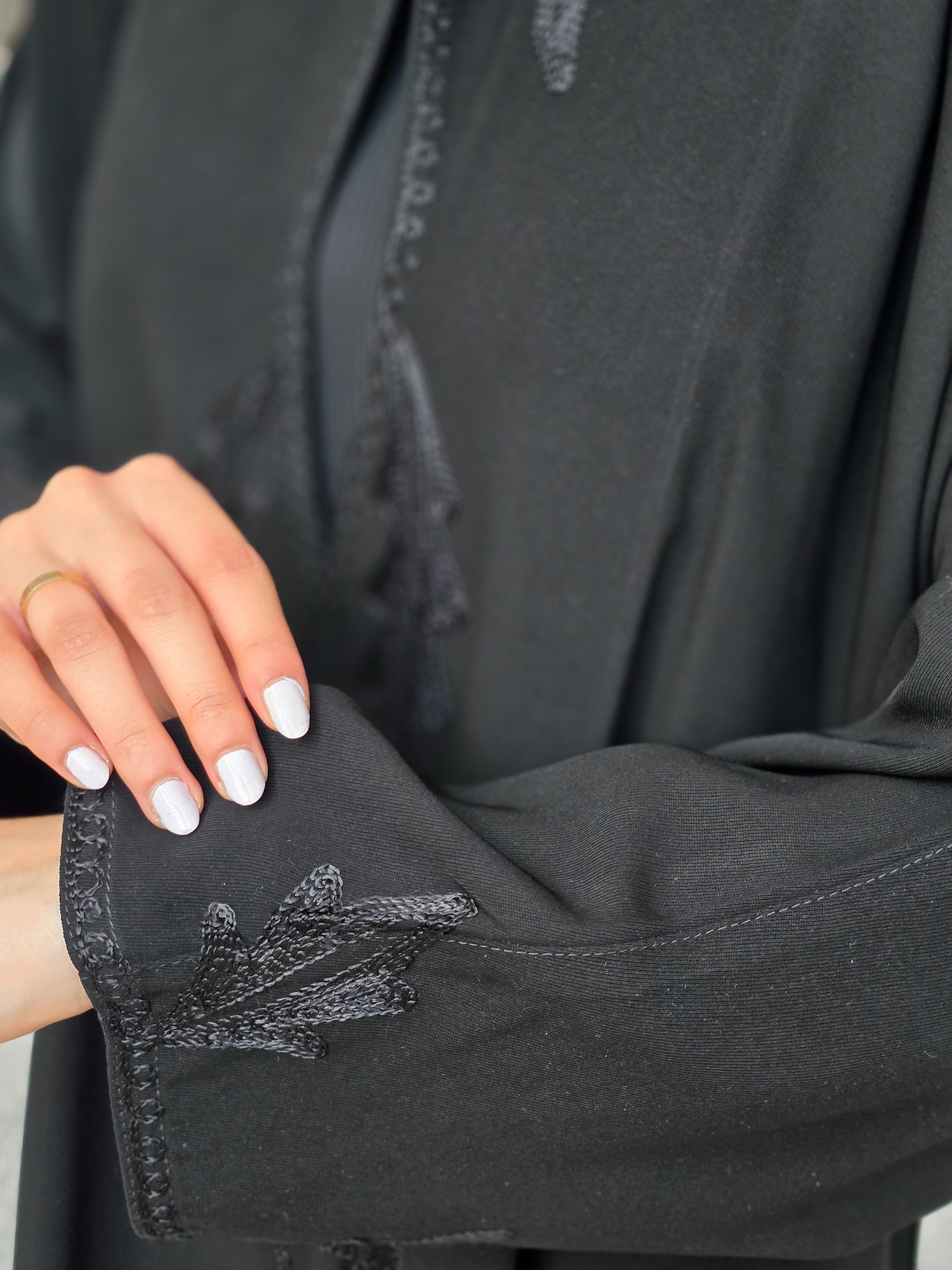 MWT377 -عباية اسود تطريز